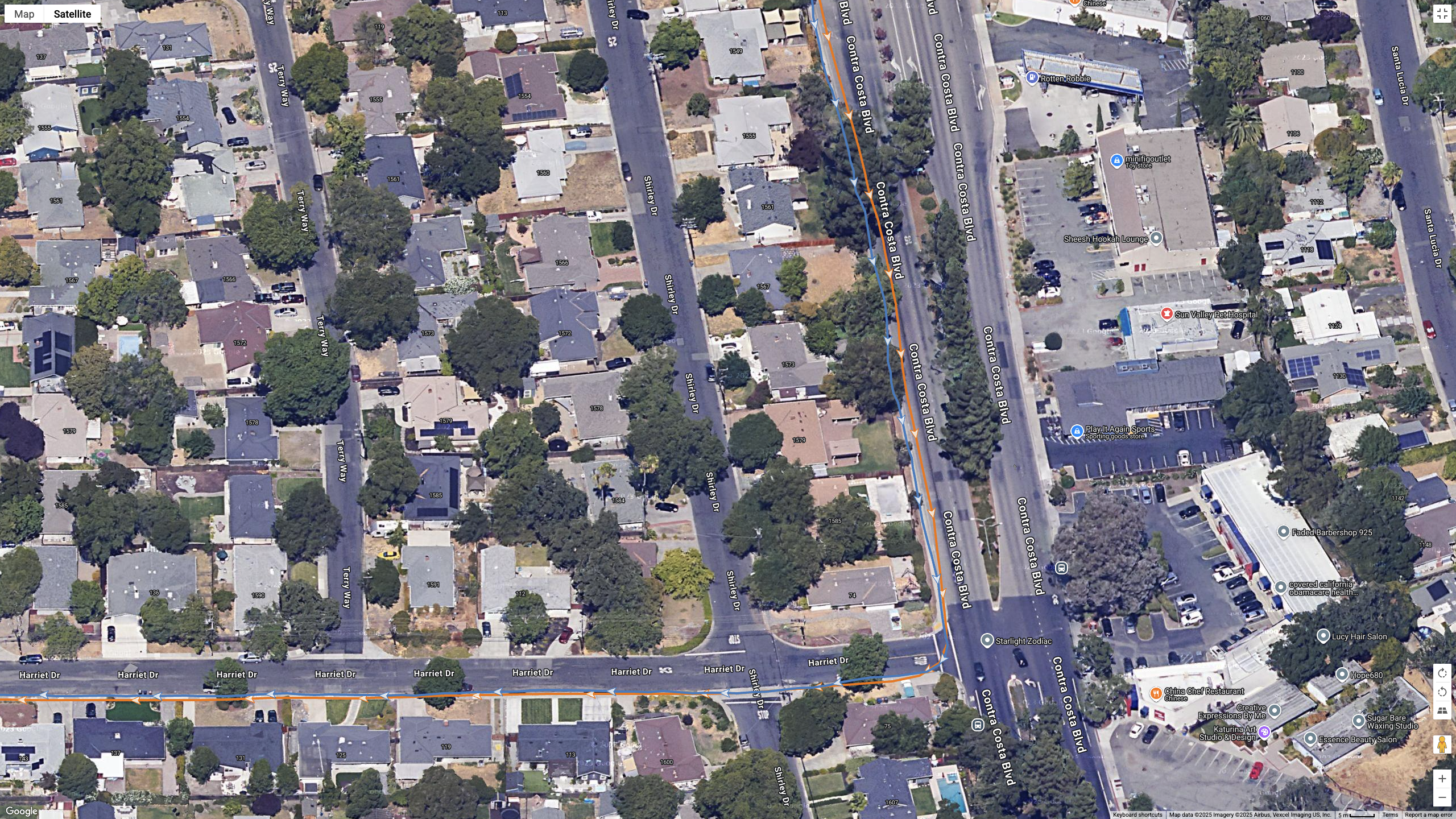 Μια δορυφορική εικόνα των Χαρτών Google που δείχνει πώς το COROS PACE 4 (πορτοκαλί γραμμή) συγκρίνεται με το Garmin Forerunner 970 (μπλε γραμμή) για ακρίβεια GPS διπλής συχνότητας για μια προαστιακή διαδρομή.