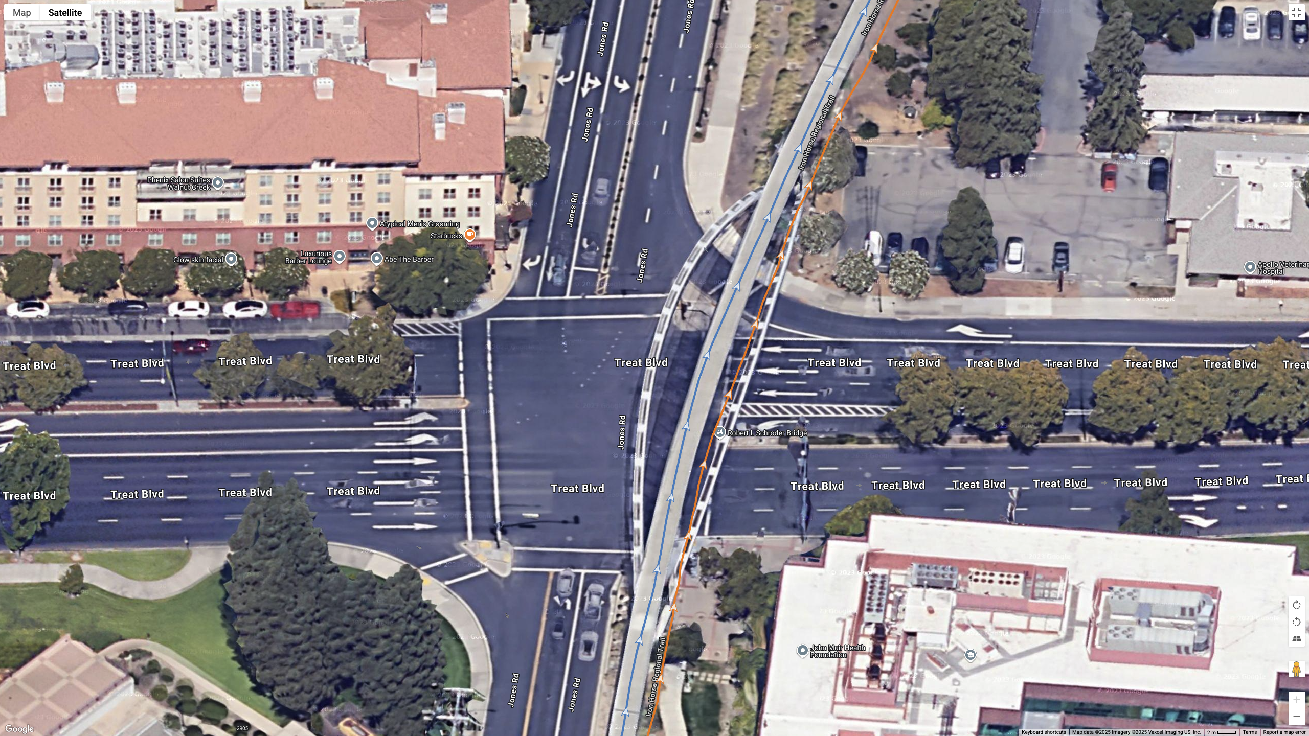 Μια δορυφορική εικόνα των Χαρτών Google που δείχνει πώς το COROS PACE 4 (μπλε γραμμή) συγκρίνεται με το Garmin Forerunner 970 (πορτοκαλί γραμμή) για ακρίβεια GPS διπλής συχνότητας για μια προαστιακή διαδρομή.