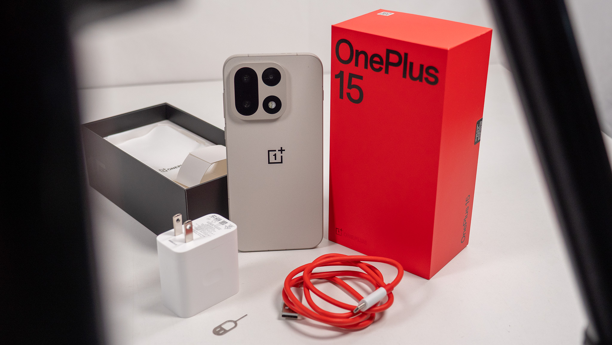 Αποσυσκευασία του OnePlus 15 με τον παρεχόμενο φορτιστή
