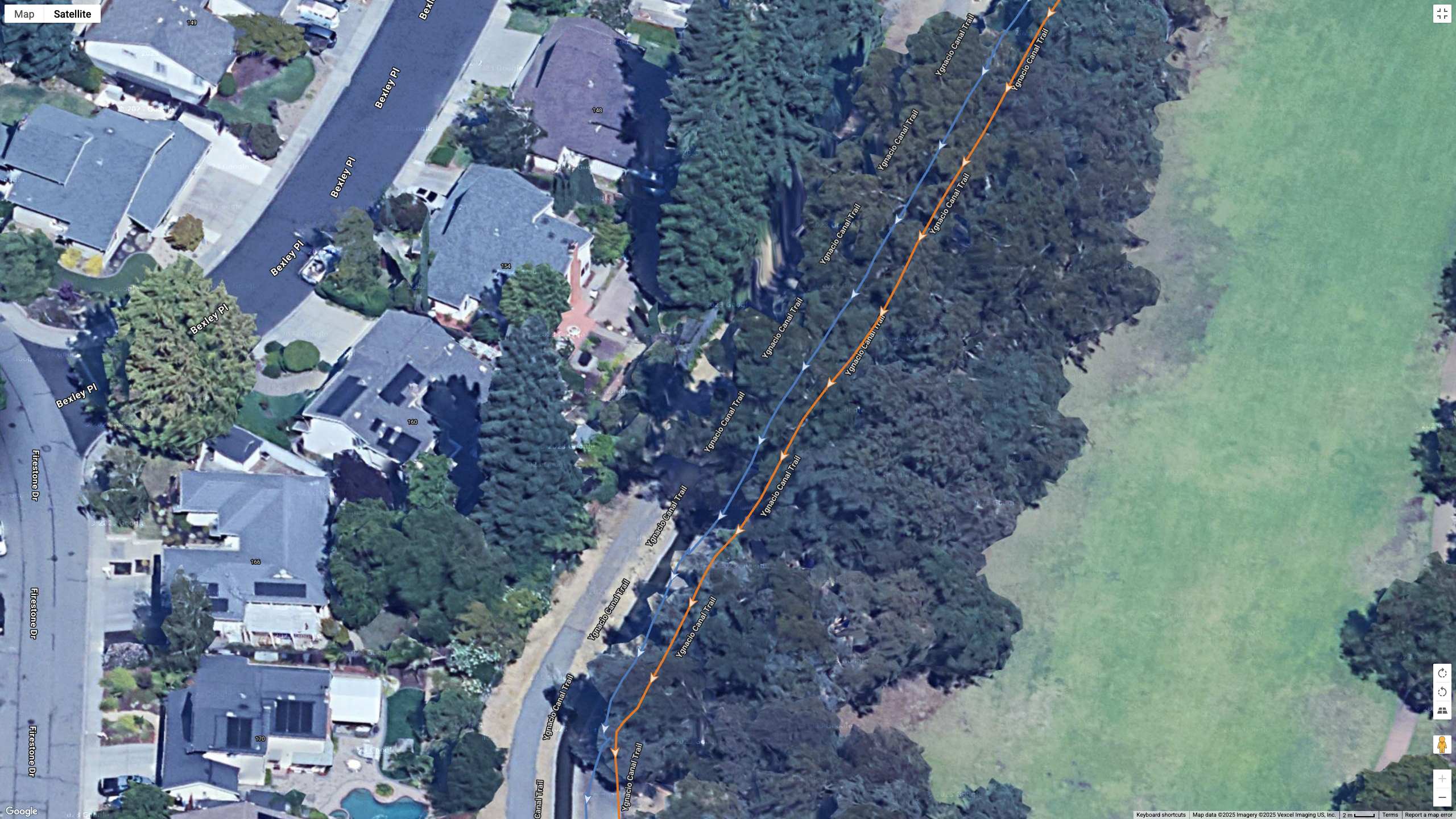 Μια δορυφορική εικόνα των Χαρτών Google που δείχνει πώς το COROS PACE 4 (πορτοκαλί γραμμή) συγκρίνεται με το Garmin Forerunner 970 (μπλε γραμμή) για ακρίβεια GPS διπλής συχνότητας για μια προαστιακή διαδρομή.