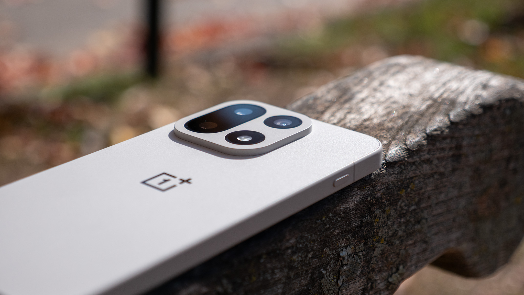 Το επίπεδο, υπερυψωμένο νησί της κάμερας στο πίσω μέρος του OnePlus 15