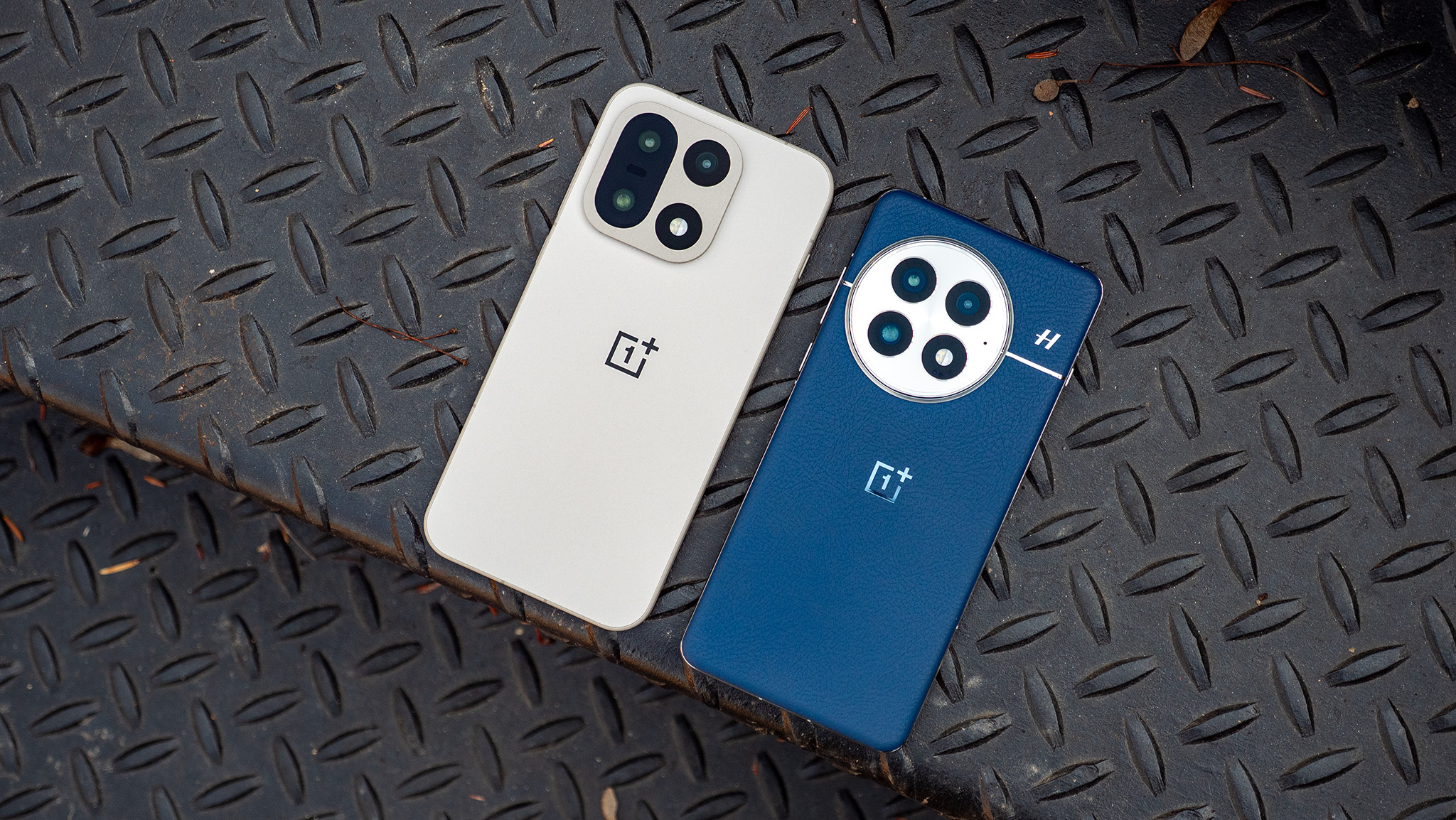 Συγκρίνοντας το υλικό του OnePlus 13 και του OnePlus 15