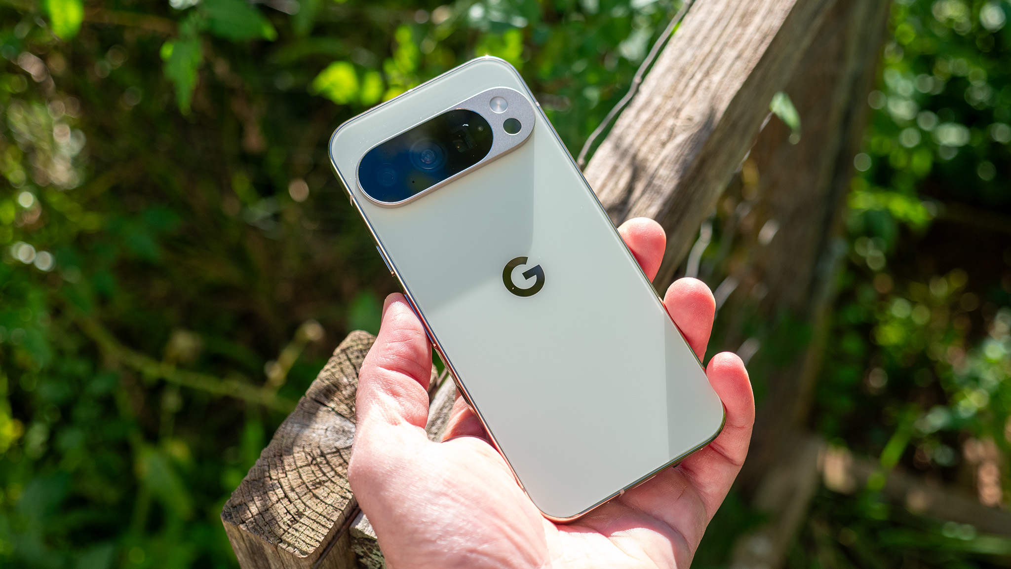 Το πίσω μέρος του νεφρίτη Google Pixel 10 Pro