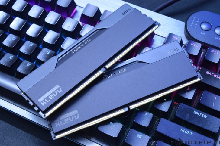 Τεχνολογία μνήμης AMD Preps EXPO 1.20 για βελτιωμένα προφίλ DDR5 OC, υποστήριξη CUDIMM στην AM5 την επόμενη χρονιά Δύο μονάδες μνήμης KLEVV CRAS V RGB DDR5 τοποθετούνται σε ένα πολύχρωμο πληκτρολόγιο με οπίσθιο φωτισμό.