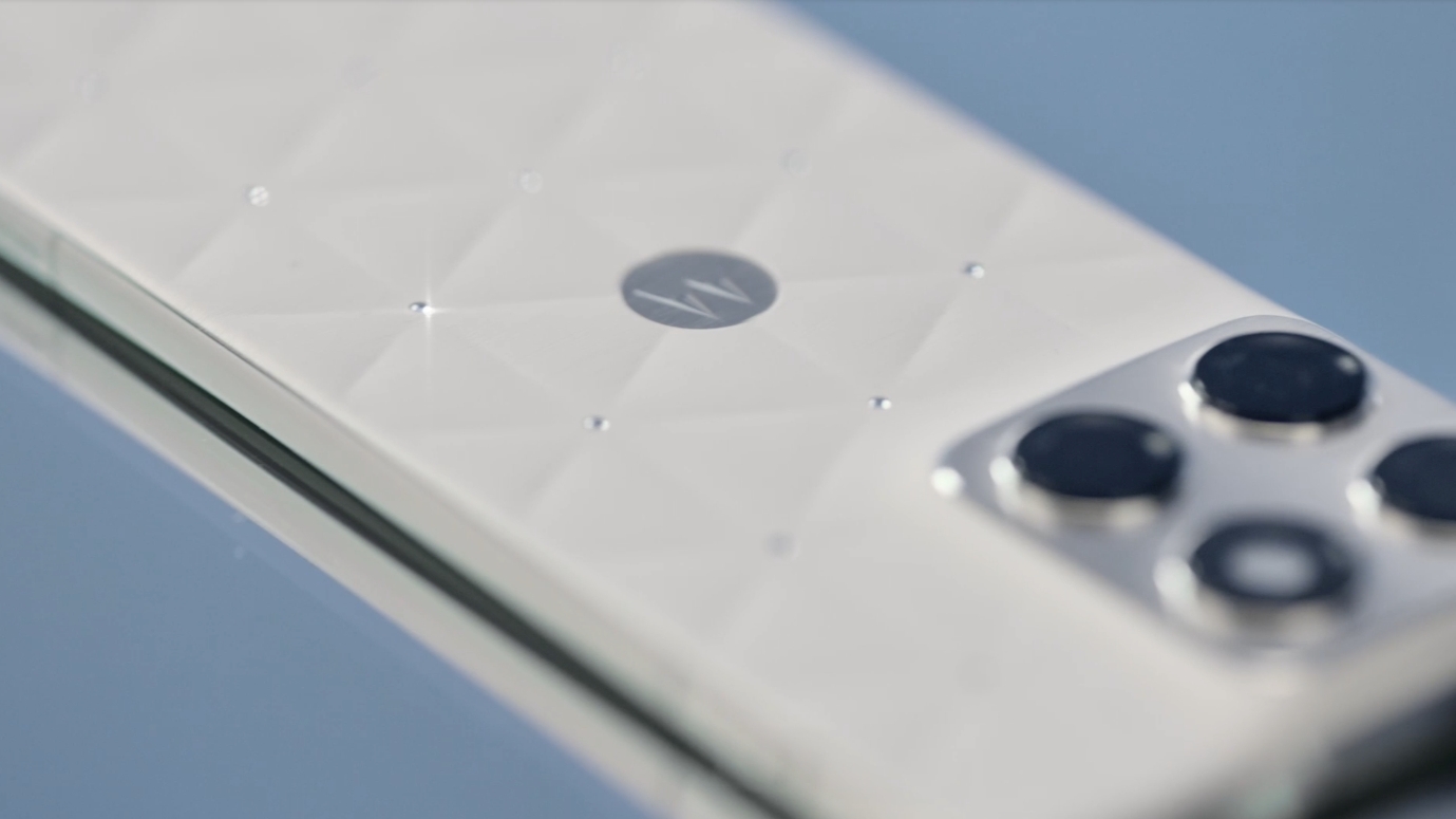 Το Motorola Edge 70 στο Pantone Cloud Dancer