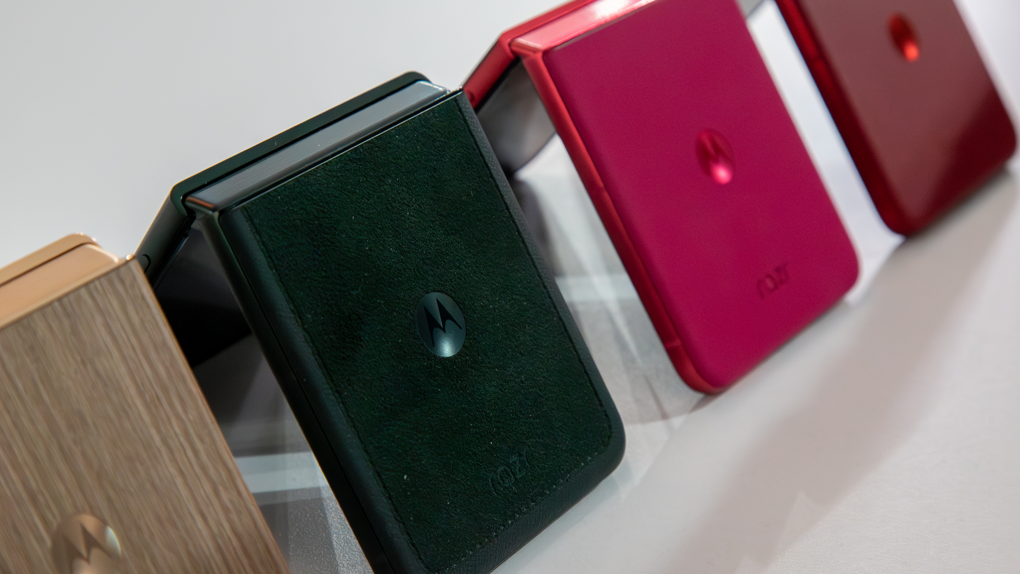 Διαφορετικά χρώματα του Razr Ultra 2025