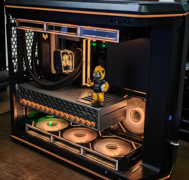 Μια κατασκευή υπολογιστή που διαθέτει κάρτα γραφικών AMD Radeon, ρύθμιση υγρής ψύξης και φωτιζόμενους ανεμιστήρες, με ένα μικρό ειδώλιο να στέκεται στο κάλυμμα της GPU.