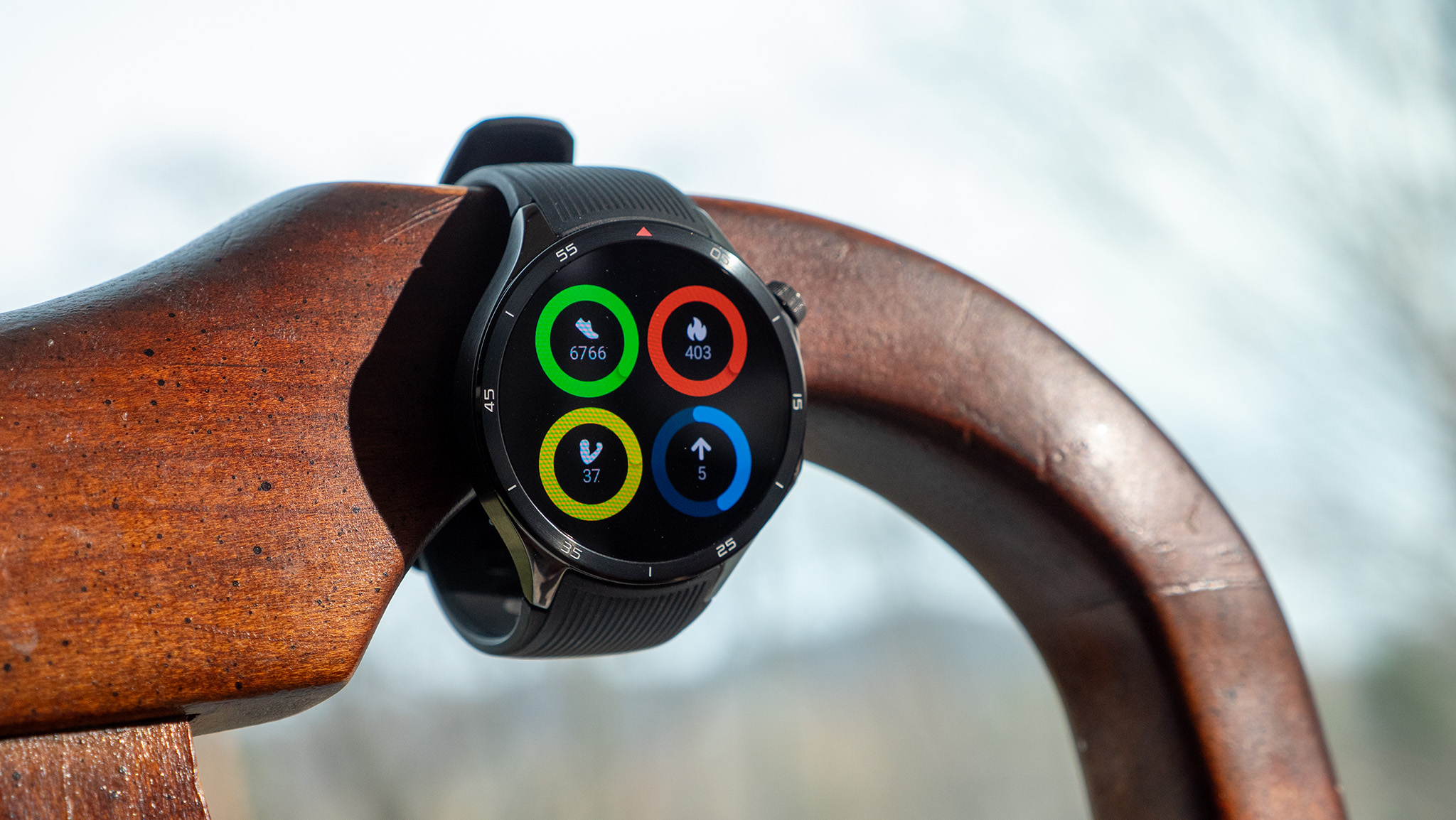 Ένα OnePlus Watch 3 με κρίκους γυμναστικής στην οθόνη