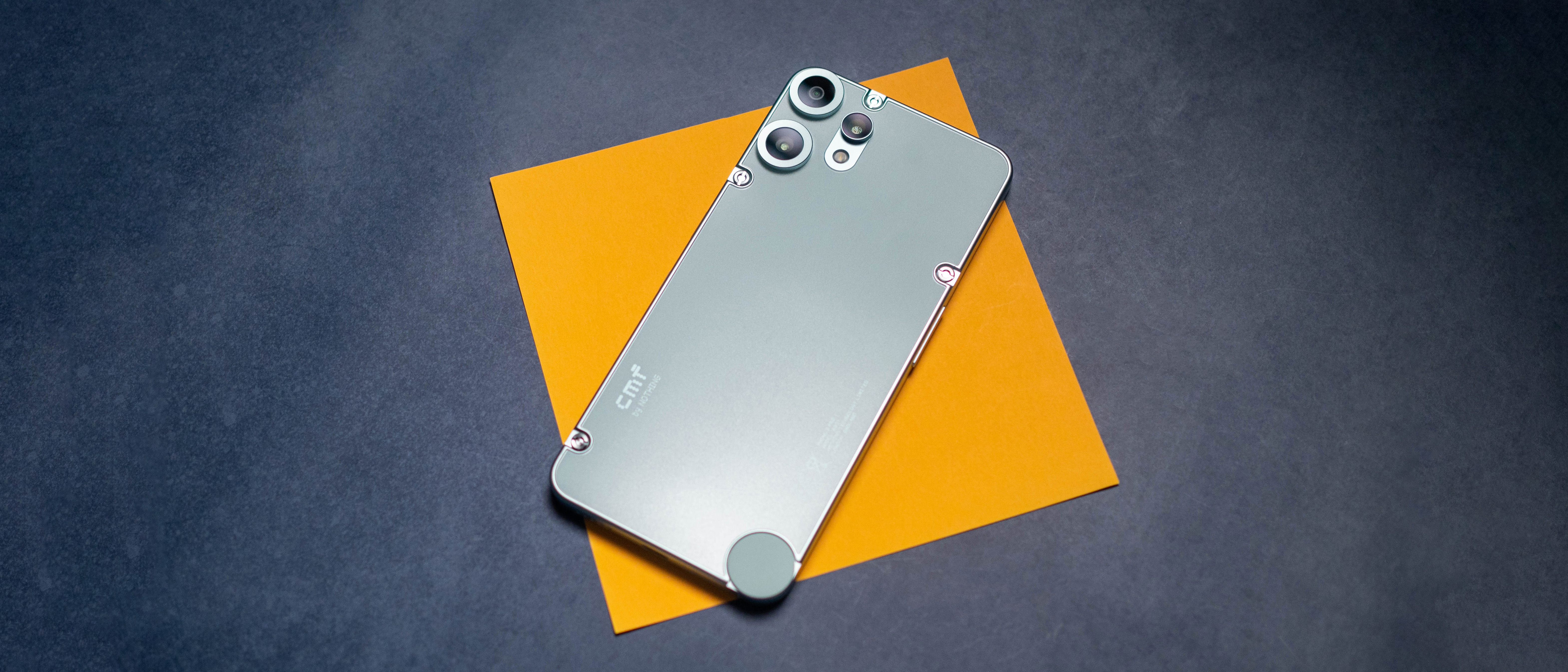 Κριτική CMF Phone 2 Pro σε πολύχρωμο φόντο