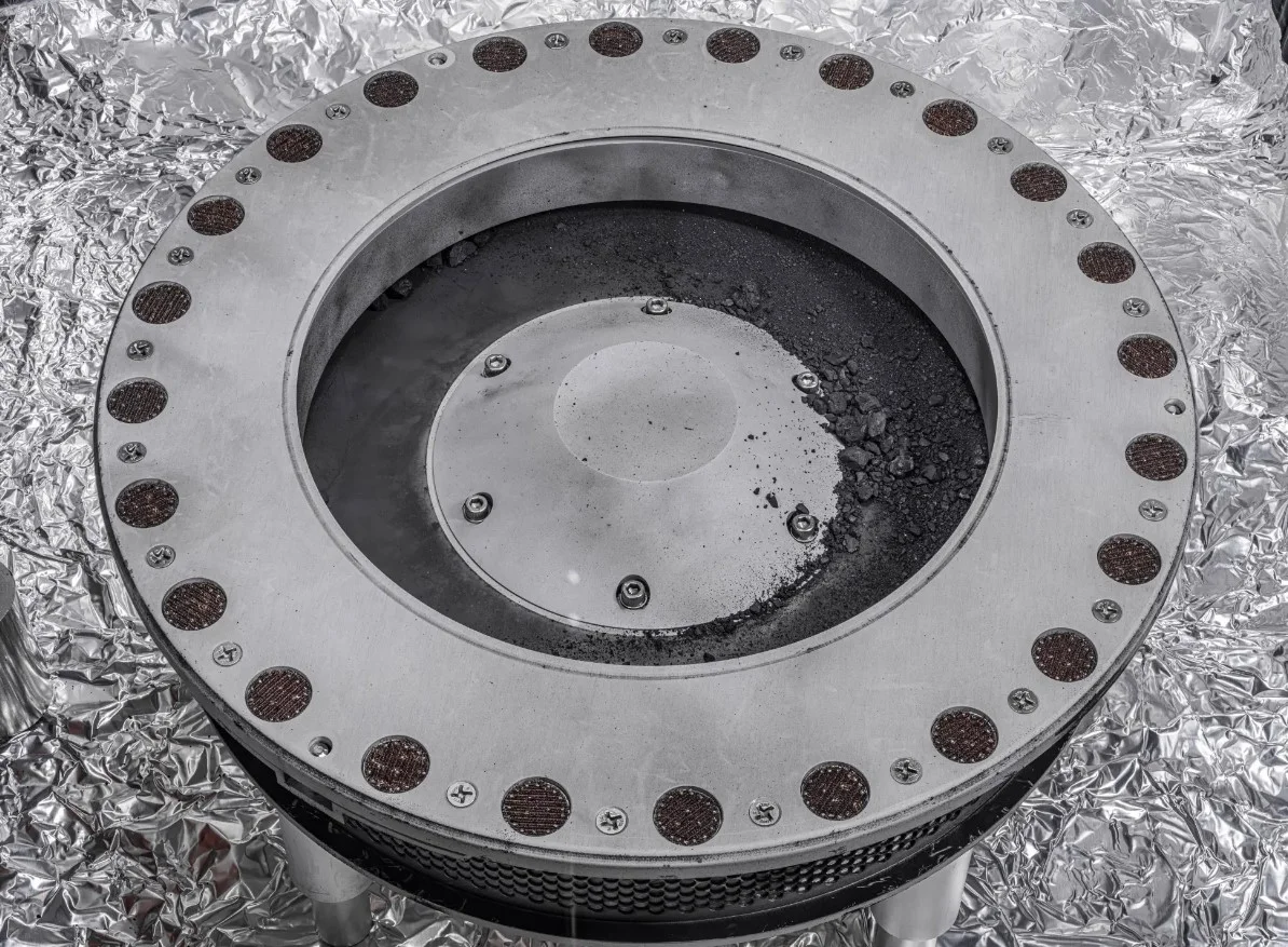 «Σοκαριστική Ανακάλυψη: Η NASA Βρίσκει «Διαστημική Τσίχλα» και Ζαχαρούχες Συνθέσεις που Μπορεί να Είναι Κρίσιμες για τη Ζωή σε Δείγματα από τον Bennu!»