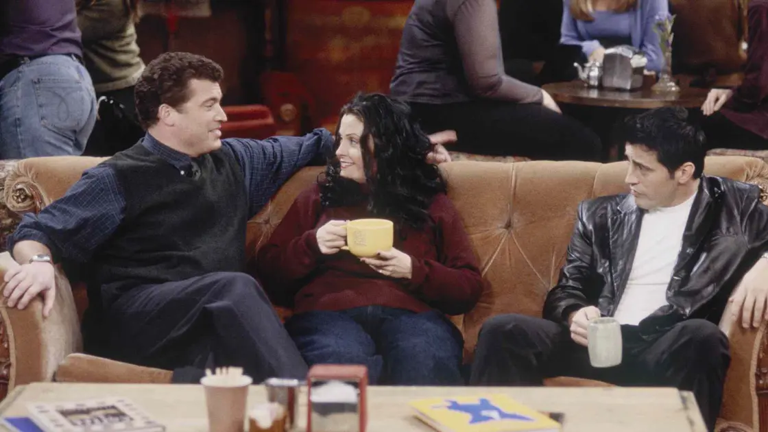 Θλίψη στον κόσμο της τηλεόρασης: Έφυγε από τη ζωή ο Pat Finn στα 60 του – Ο αγαπημένος μας από Friends και The Middle!