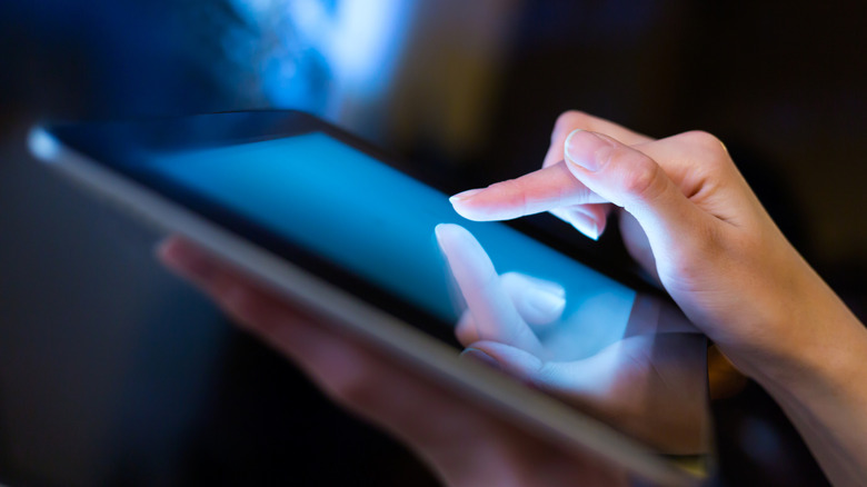 Το δάχτυλο είναι έτοιμο να πατηθεί στην οθόνη αφής του tablet.