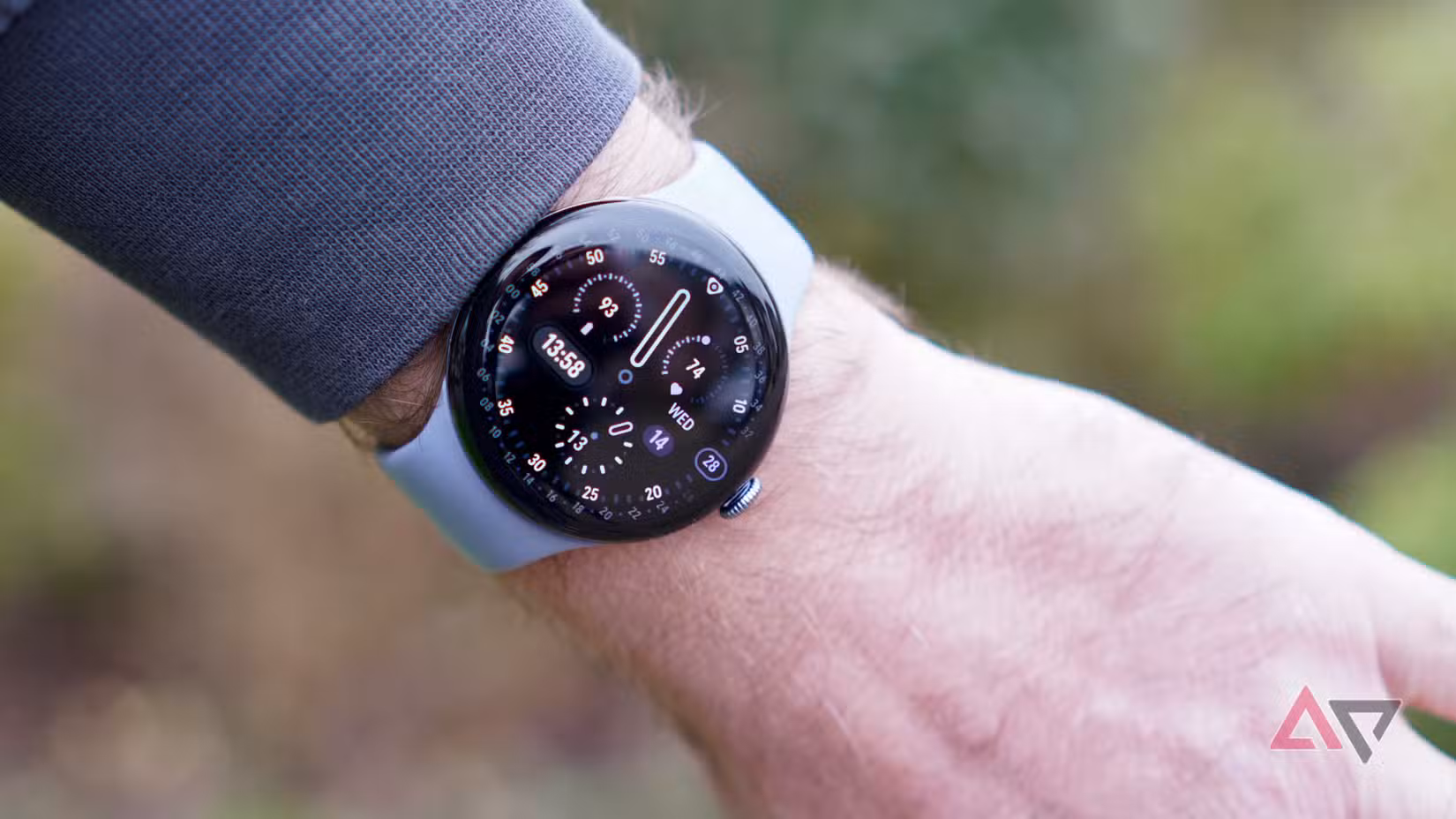 Ένα άτομο που φορά το Google Pixel Watch 4