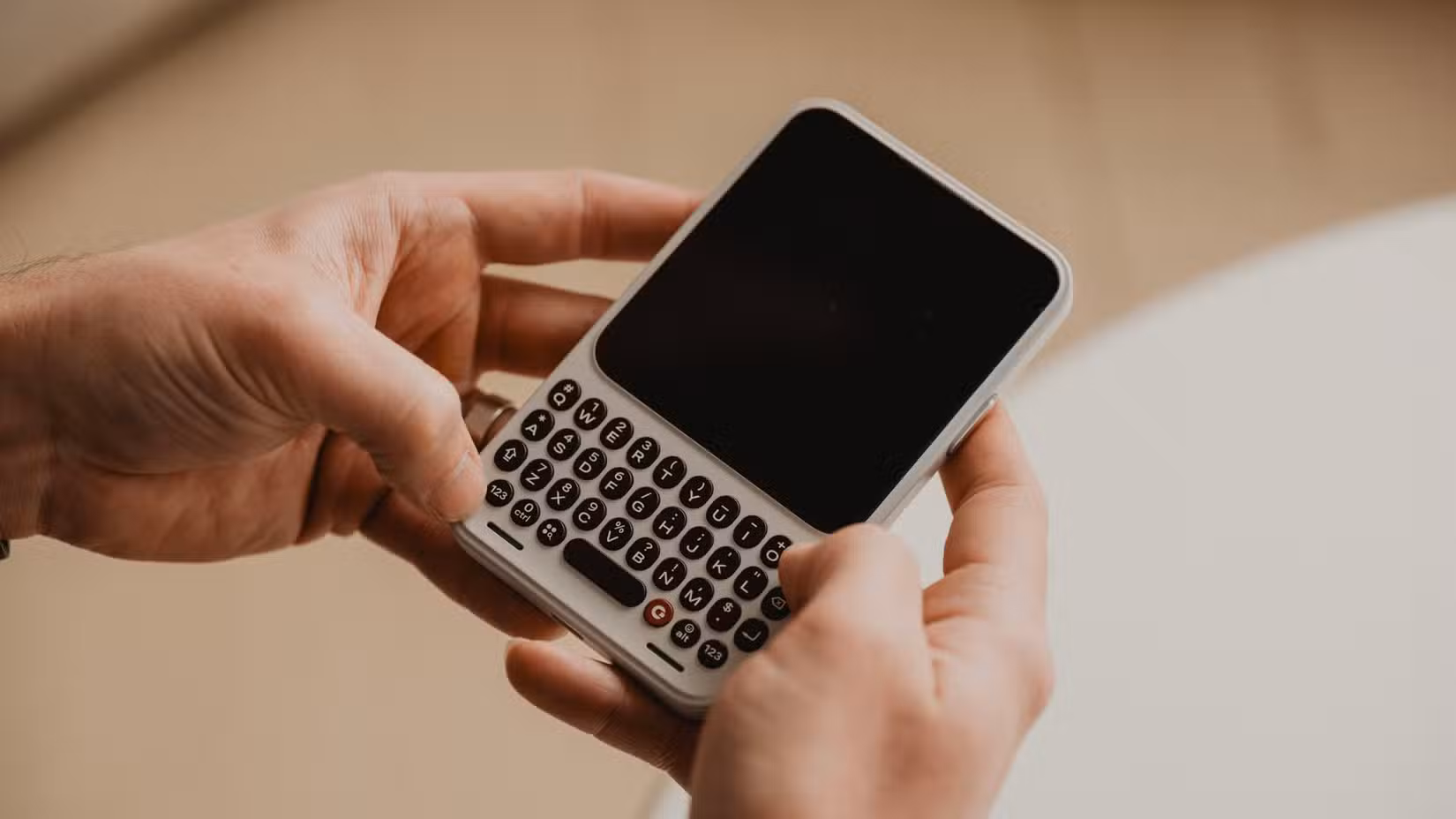 Χρησιμοποίησα έναν φορητό υπολογιστή 40 ετών και άλλαξε τον τρόπο που βλέπω την τεχνολογία το 2026 κλικ-επικοινωνία-χέρι