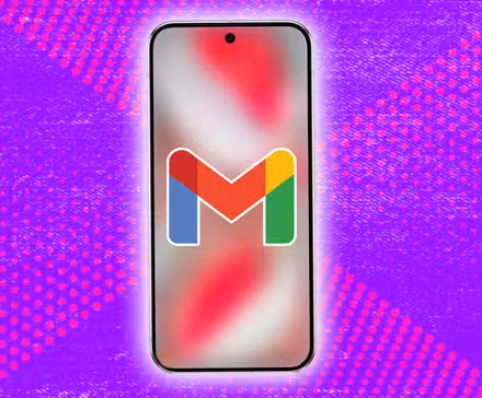 Ένα τηλέφωνο σε μωβ ανάγλυφο φόντο που εμφανίζει το λογότυπο του Gmail