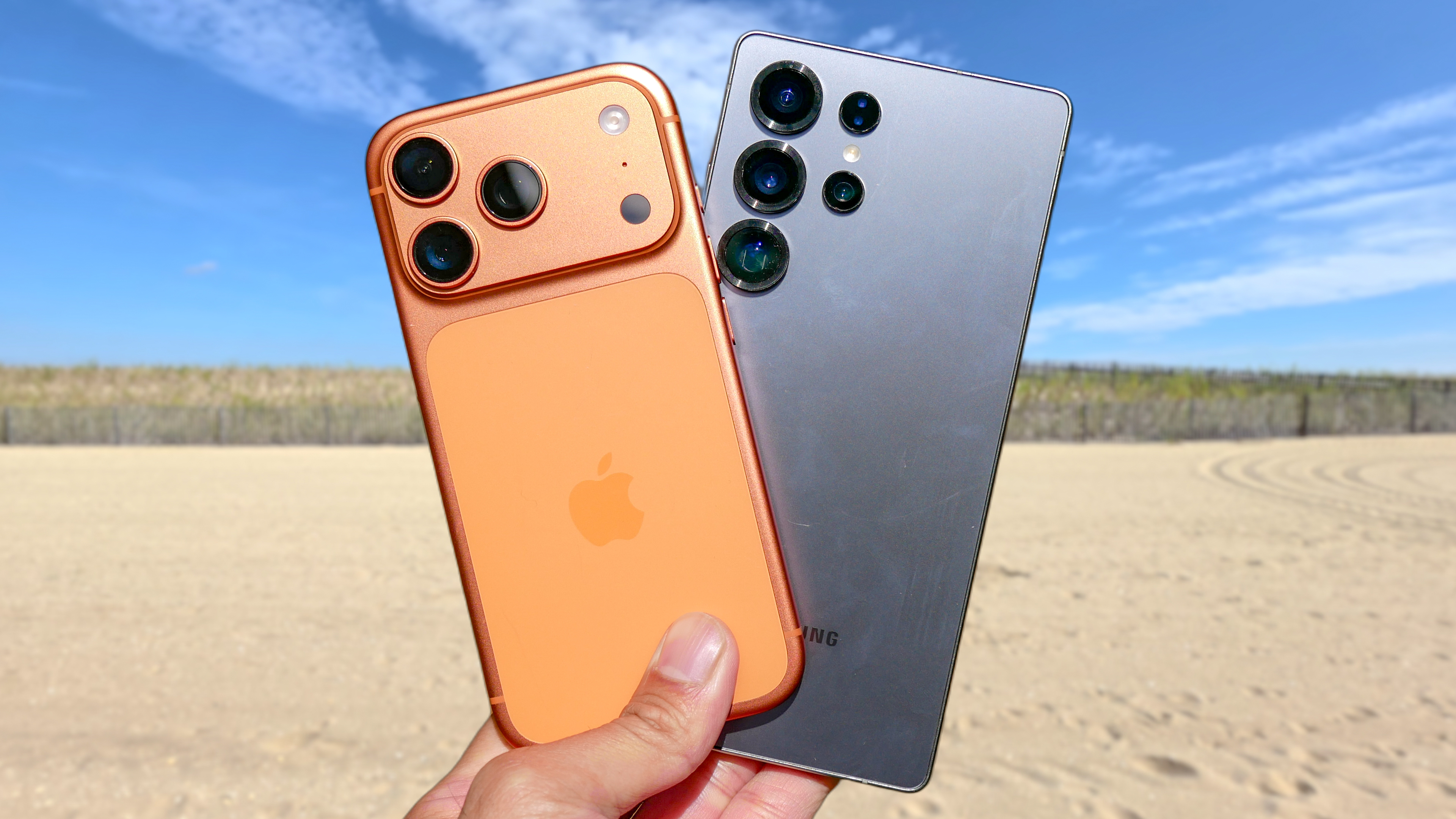 Το iPhone 17 Pro vs Galaxy S25 Ultra κρατιέται στο χέρι.