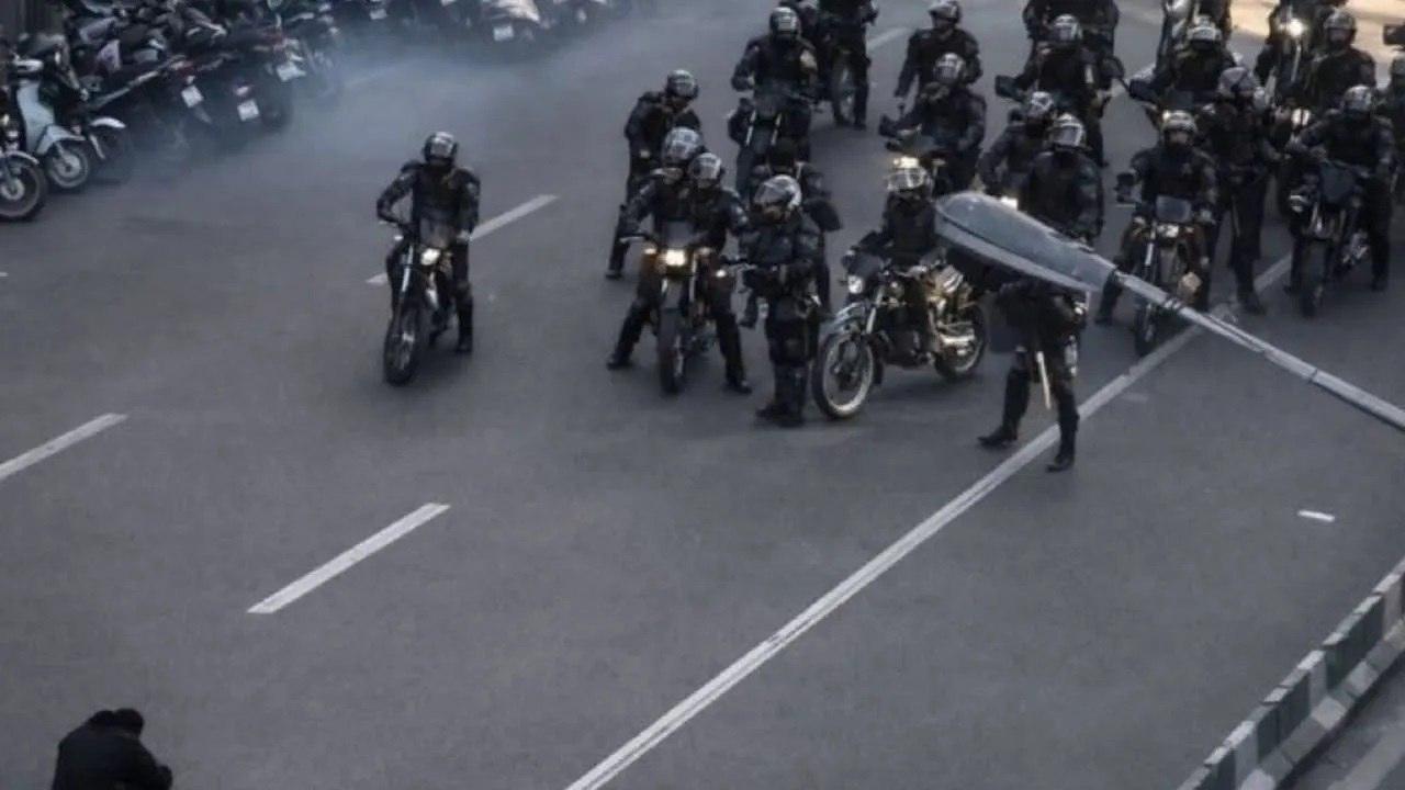 «Ιράν: Μακελειό στους δρόμους! Ένας νεκρός στις συγκρούσεις διαδηλωτών με την αστυνομία – Οι τελευταίες εξελίξεις!»