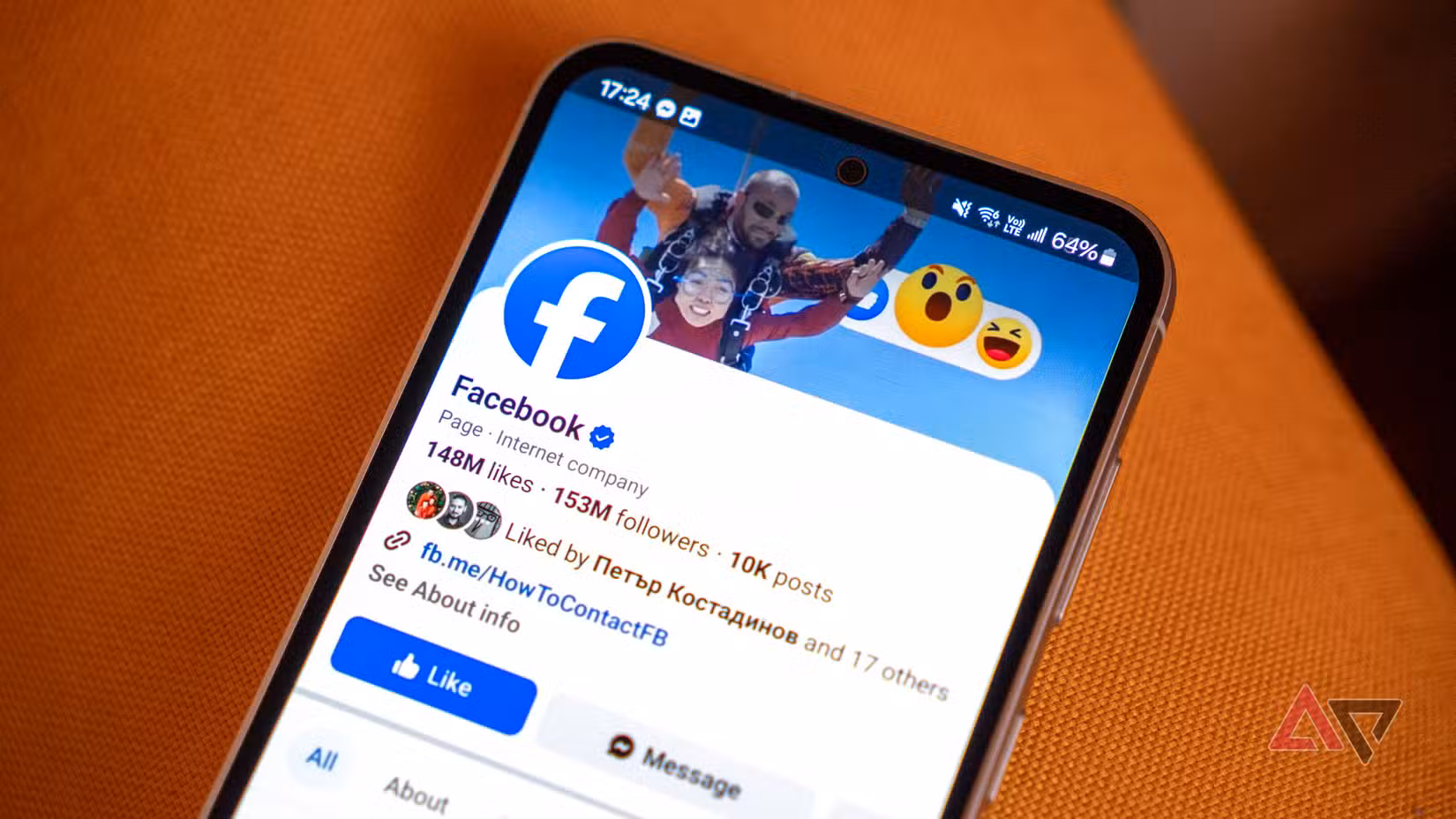 η σελίδα facebook του facebook που εμφανίζεται σε τηλέφωνο samsung στο υποβραχιόνιο ενός καναπέ