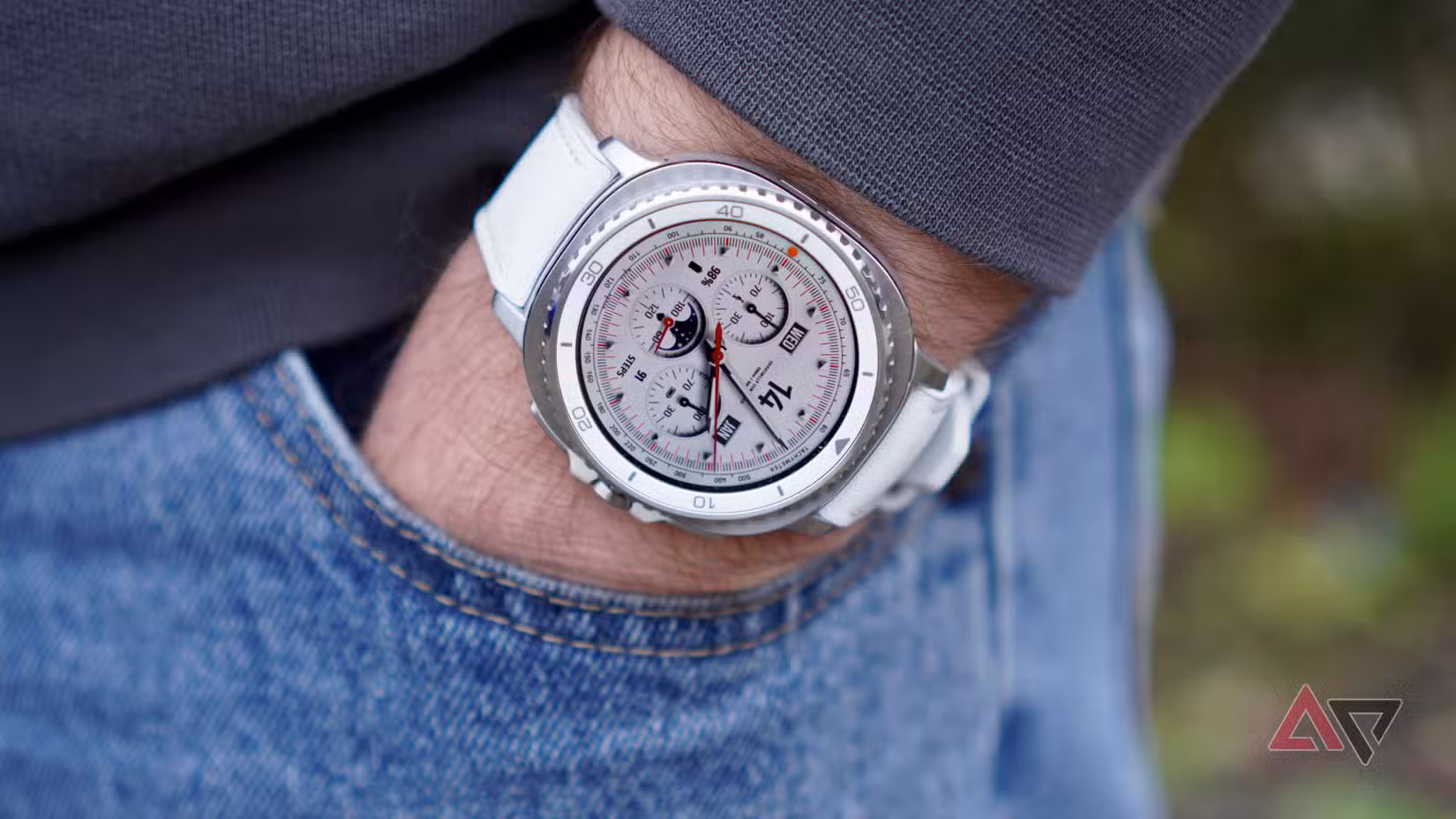 Ένα άτομο που φορά το Samsung Galaxy Watch 8 Classic