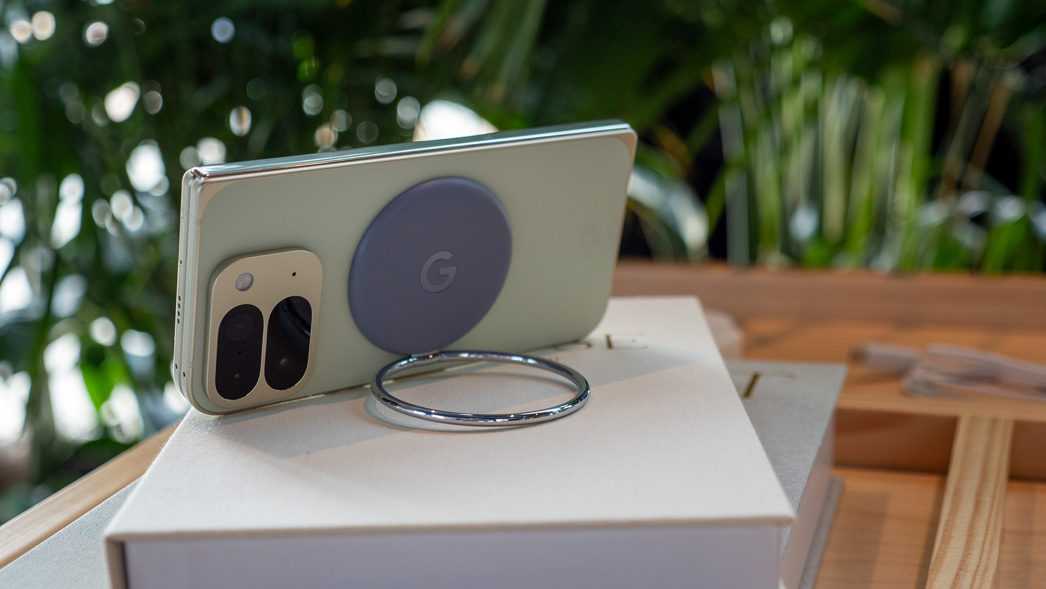 Ένας δακτύλιος Pixelsnap στο πίσω μέρος ενός διπλωμένου Google Pixel 10 Pro Fold