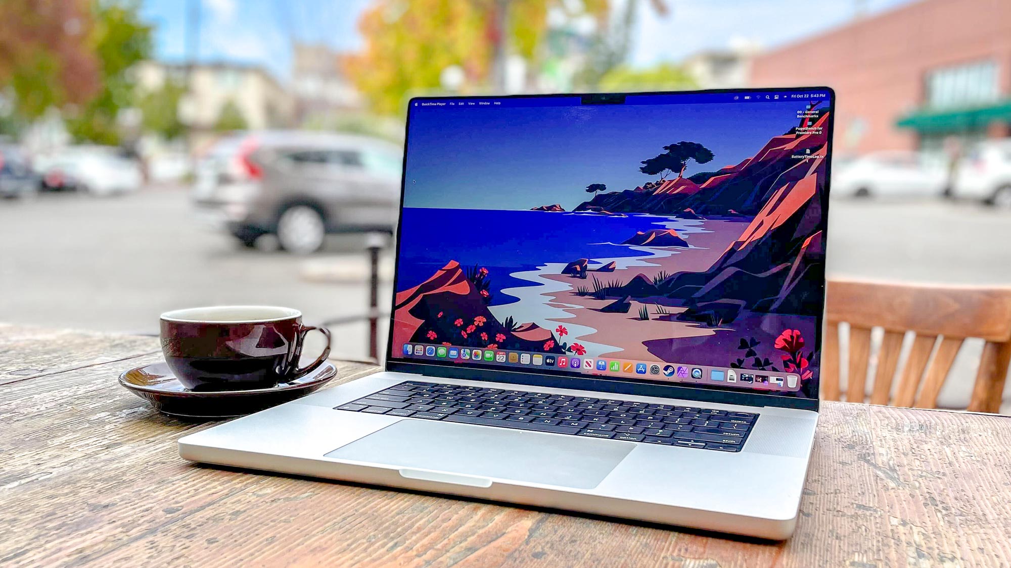 MacBook Pro 16 ιντσών 2021 που κάθεται σε τραπέζι βεράντας