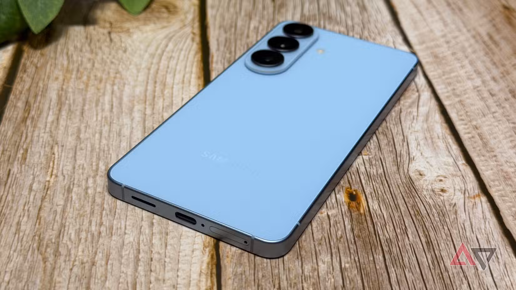 Samsung Galaxy S26 σε ξύλινο γραφείο