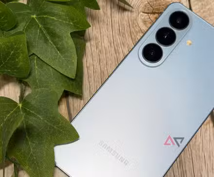 Samsung Galaxy S26 σε μπλε του ουρανού με φυτό