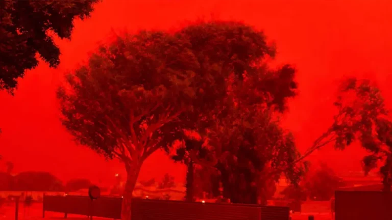 Απόκοσμες εικόνες που θυμίζουν αποκάλυψη καταγράφονται στην Αυστραλία (ΒΙΝΤΕΟ)