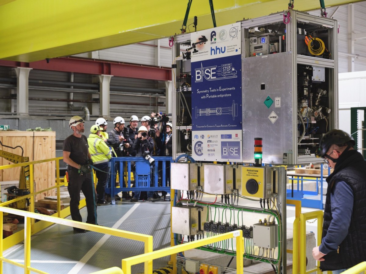 H μαγνητική παγίδα με την οποία μεταφέρθηκαν τα αντιπρωτόνια έχει βάρος περίπου ενός τόνου (CERN)