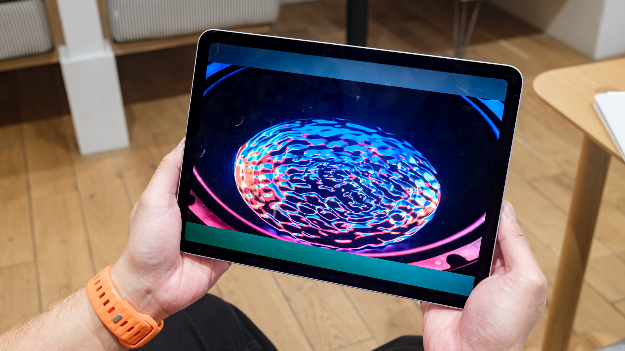 Το iPad Air M4 κρατιέται σε οριζόντια λειτουργία