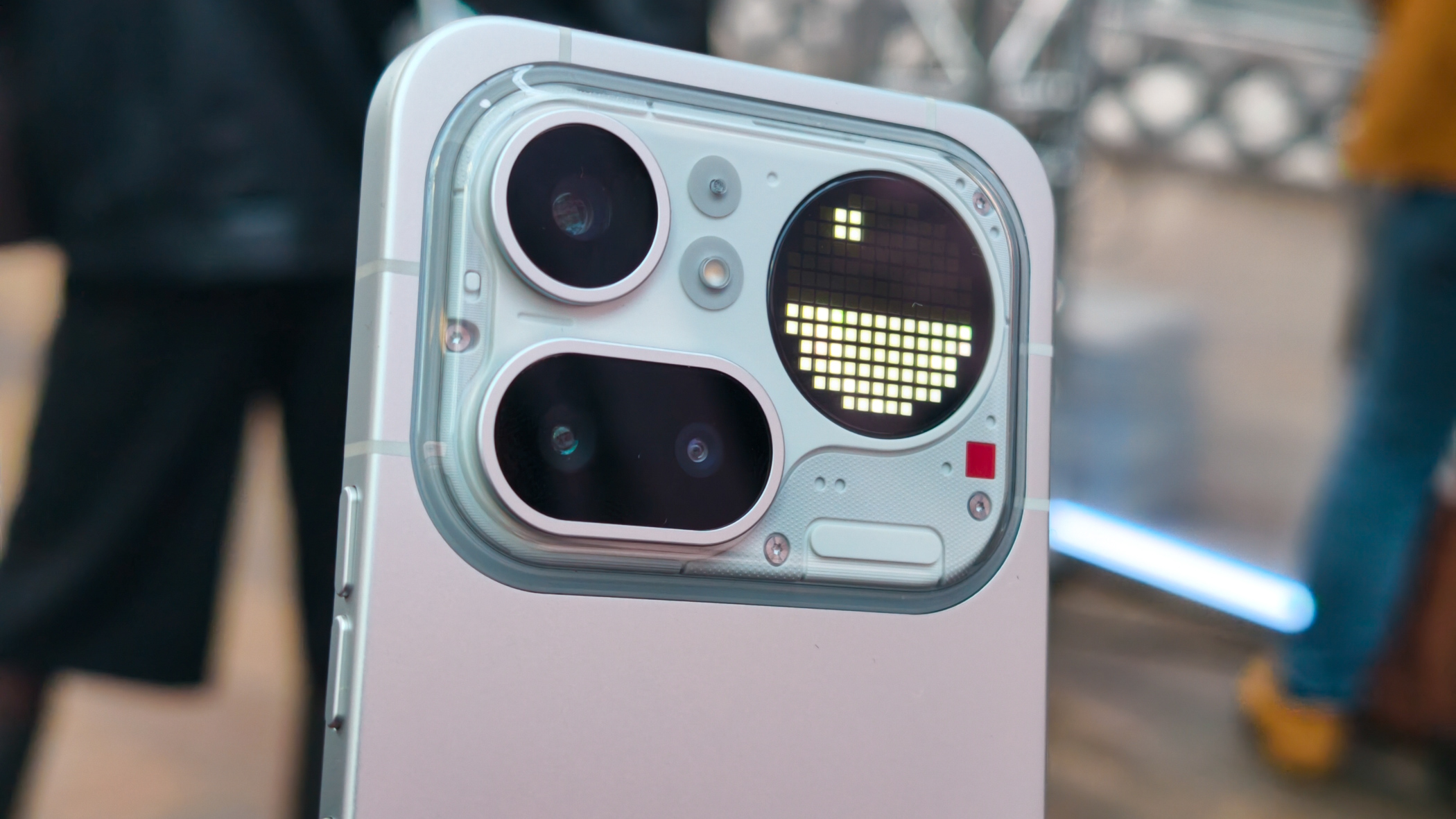 Nothing Phone 4a Pro ροζ από την κυκλοφορία στο Λονδίνο