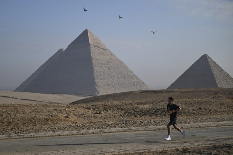 Ο Εριχ φον Ντένικεν πέθανε, αλλά ζουν οι θεωρίες «συνομωσίας» του: Η επικερδής βιομηχανία με εκατομμύρια εύπιστους που δέχονται ότι εξωγήινοι έχτισαν τις πυραμίδες [videos]