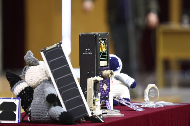 SpaceDot: Η πρωτοποριακή ομάδα φοιτητών του ΑΠΘ που κατασκεύασε τον πρώτο στην Ελλάδα νανοδορυφόρο οπτικών επικοινωνιών «PeakSat»…Τρία χρόνια αγώνας μέχρι την εκτόξευση