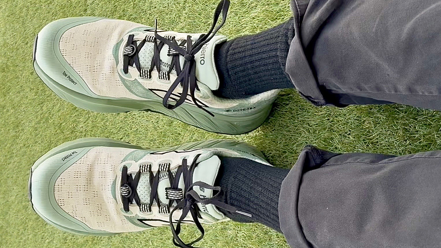 Κοντινό πλάνο των αθλητικών παπουτσιών New Balance Fresh Foam X Hierro V9 του συγγραφέα