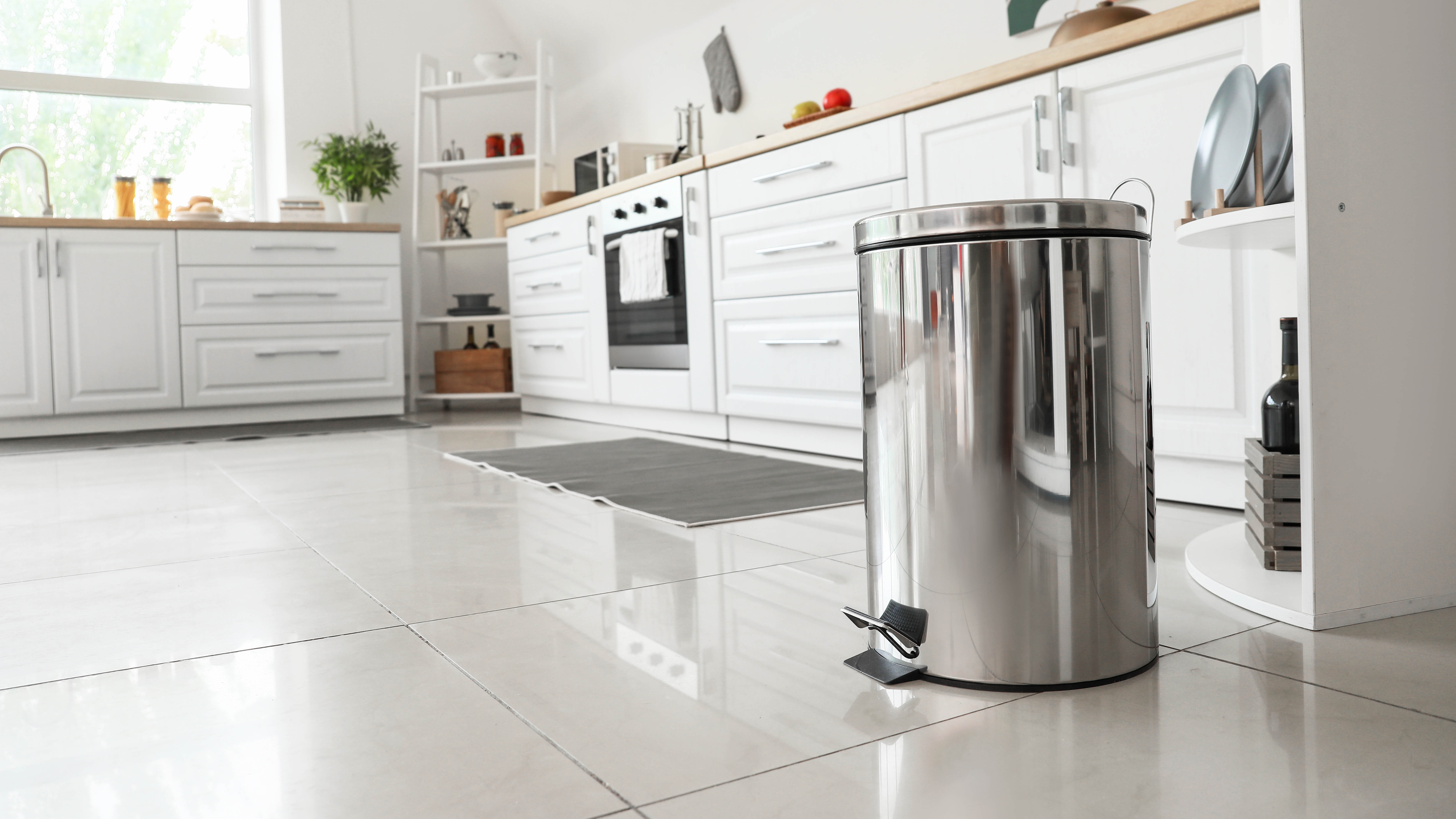 Ένας μεταλλικός κάδος απορριμμάτων σε μια κουζίνα