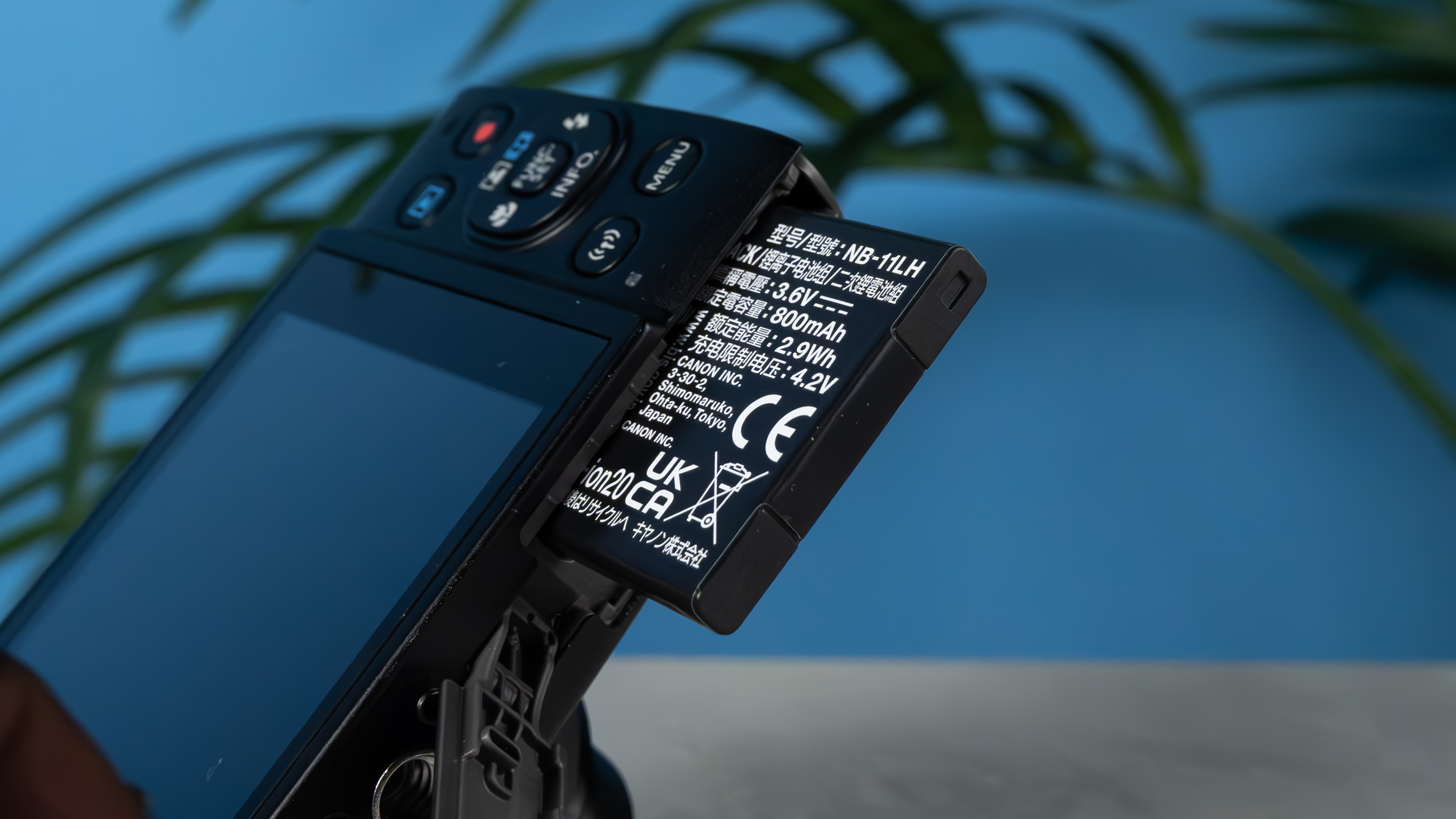 Μια μαύρη Canon PowerShot Elph 360 HS A ή Canon PowerShot IXUS 285 HS Μια compact φωτογραφική μηχανή