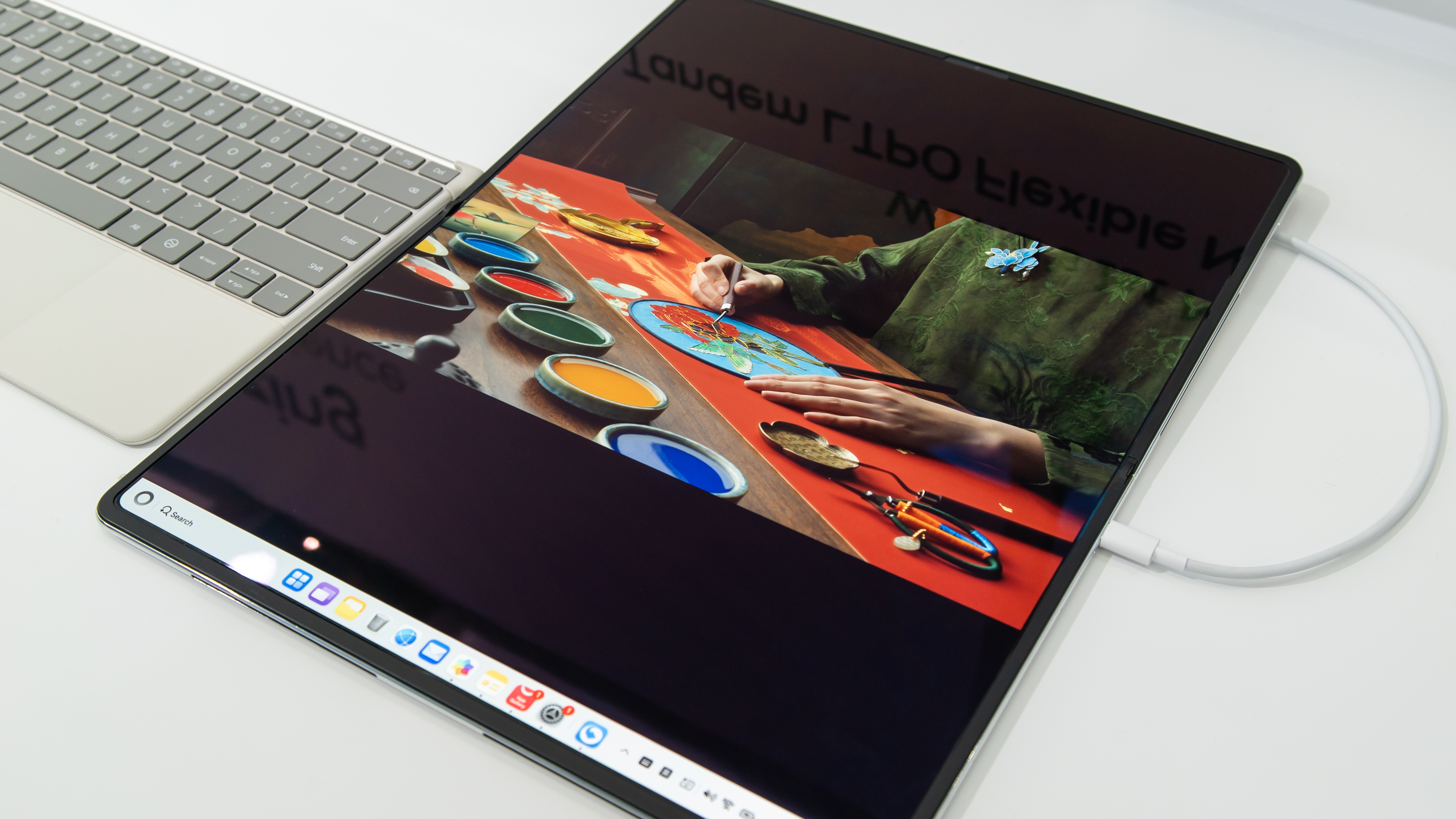 Ένας αναδιπλούμενος φορητός υπολογιστής που βρίσκεται επίπεδη σε μια επιφάνεια