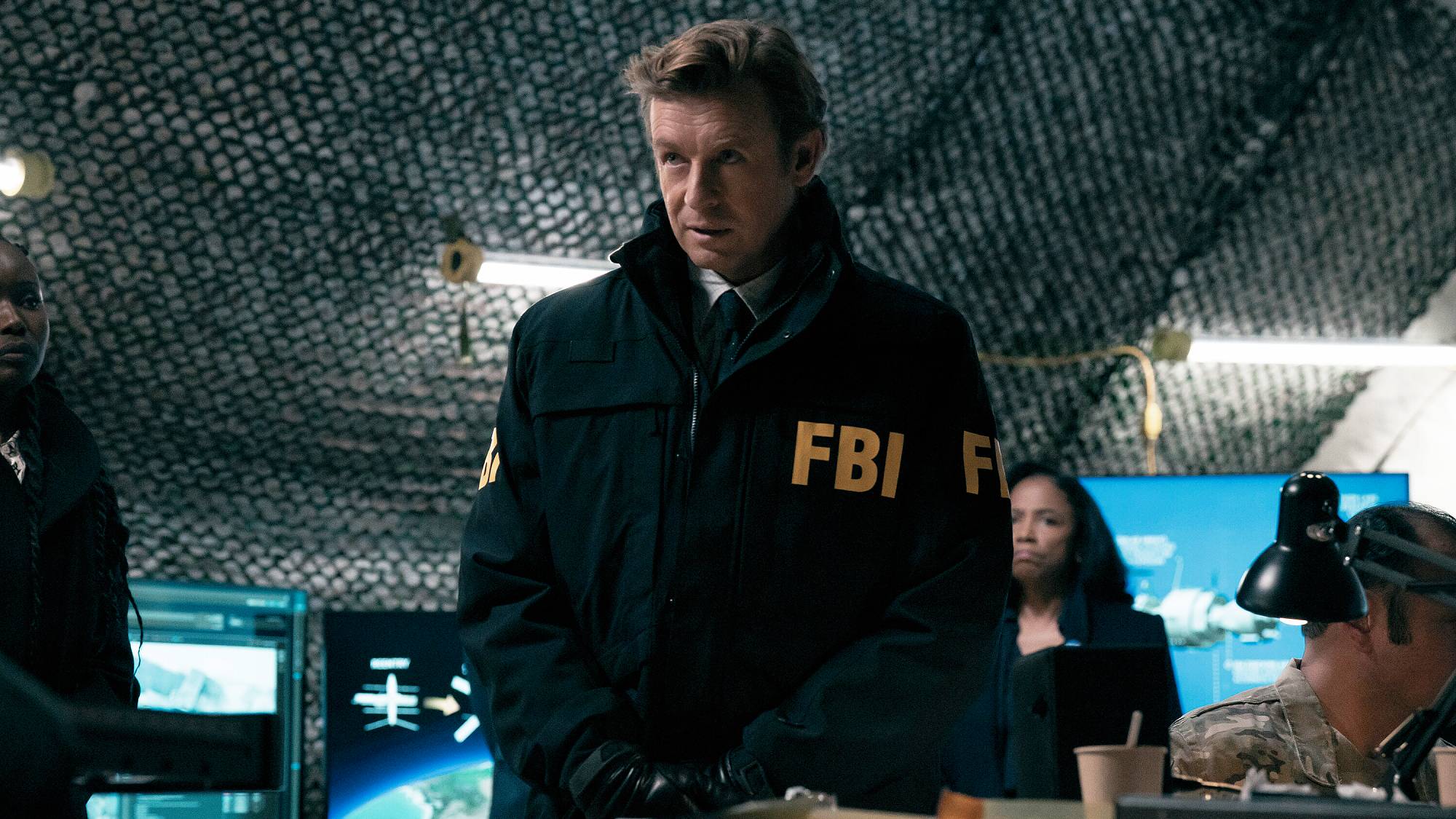 Μπέντον Γουέσλι (Σάιμον Μπέικερ) μέσα "Σκαρπέτα" σειρά στο Prime Video (2026)