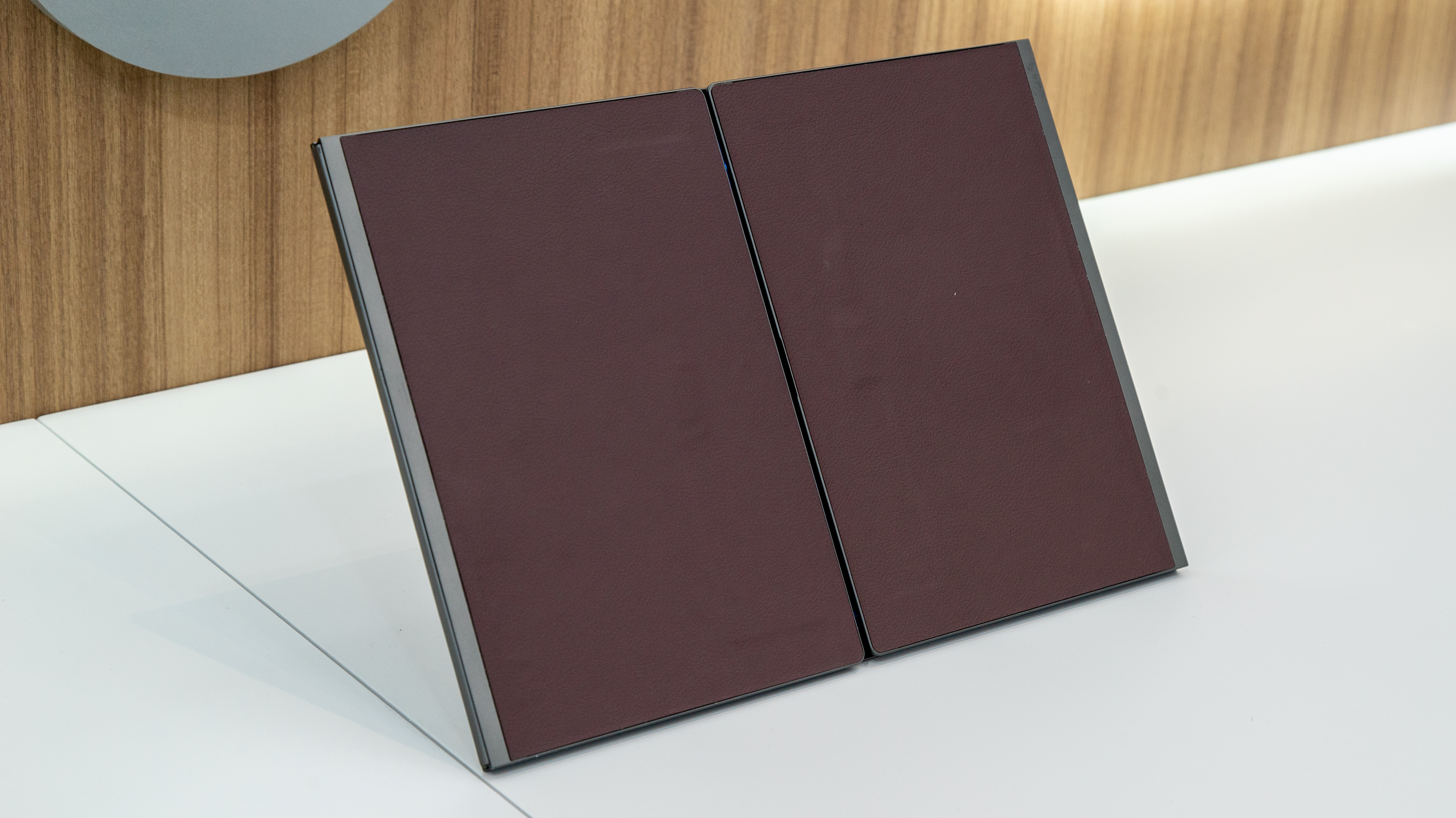 Μια τρίπτυχη οθόνη έκλεισε 