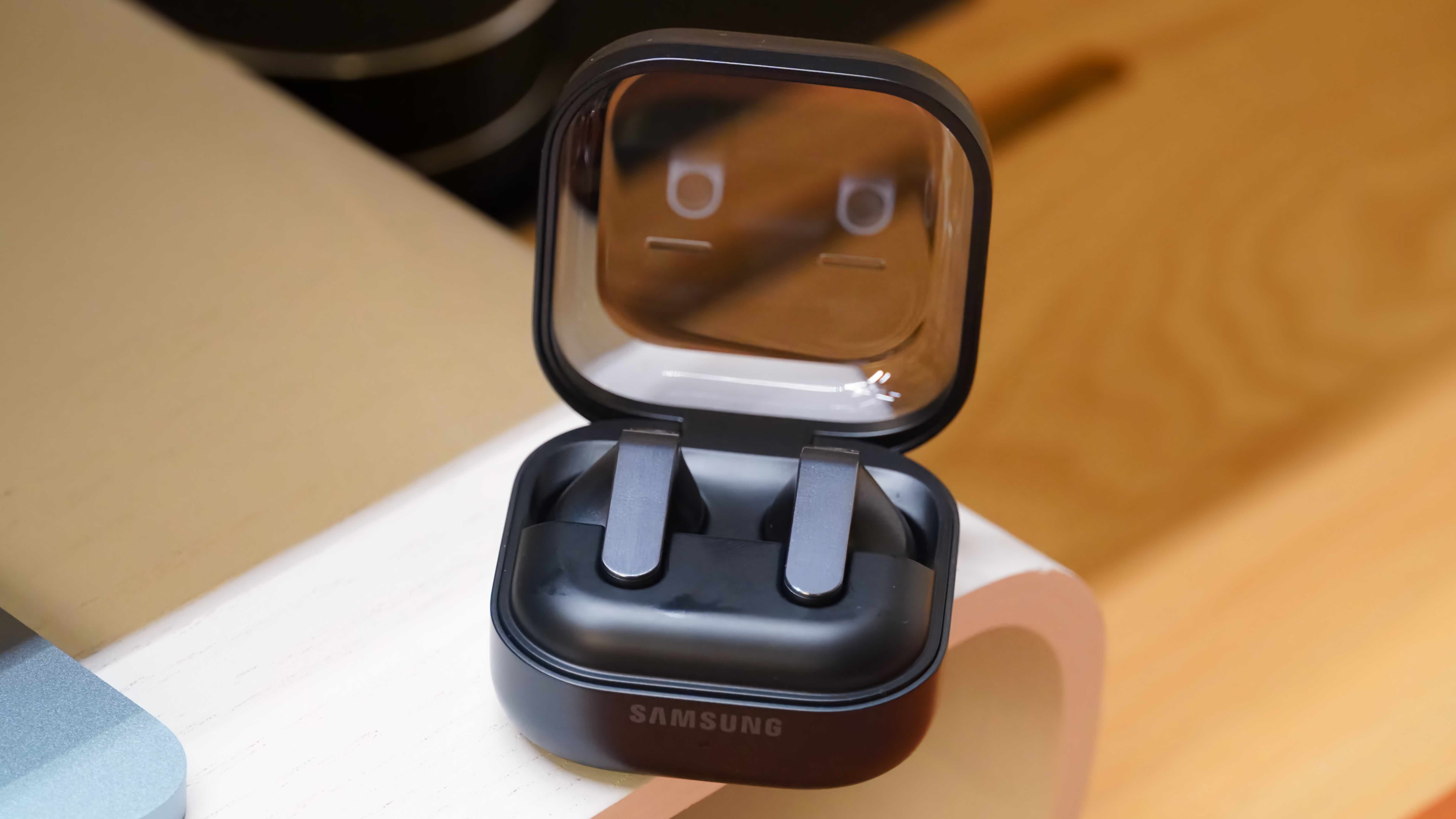 Το Samsung Galaxy Buds 4 σε μαύρο και ασημί. 