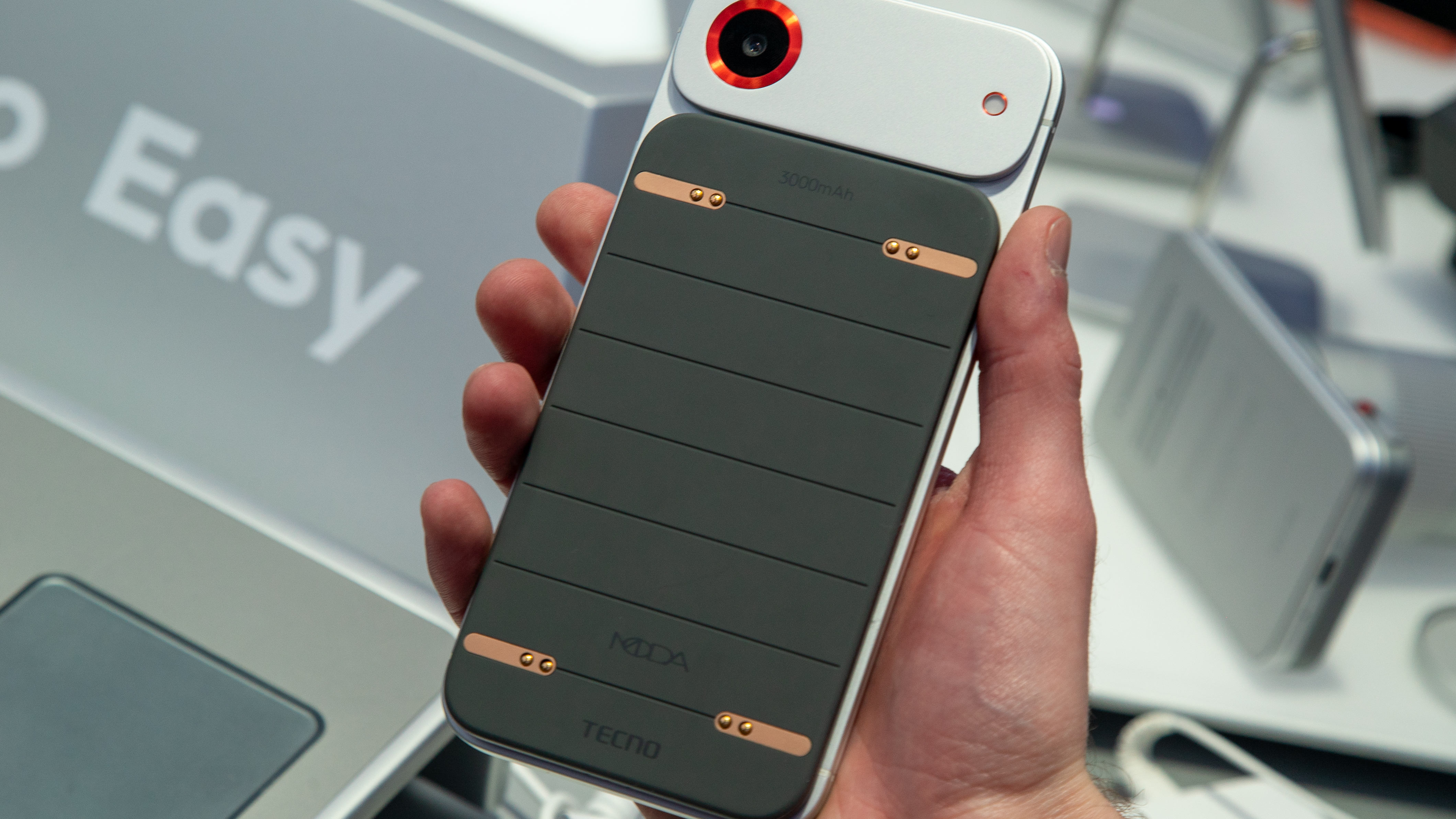 Τηλέφωνο Tecno Modular και power bank