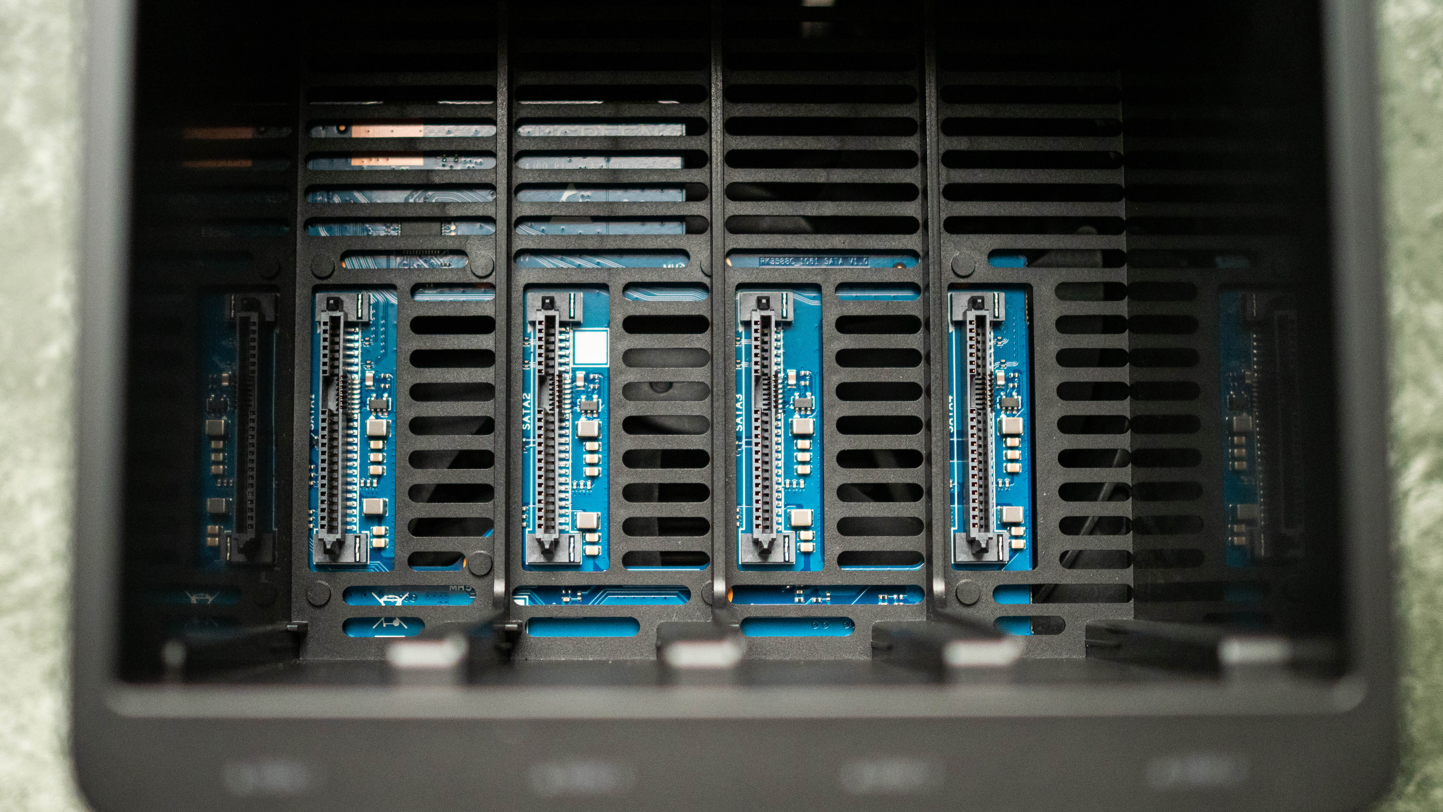 Δοκιμή διακομιστή NAS UGREEN NASync DH4300 Plus 4 θέσεων στο Android Central