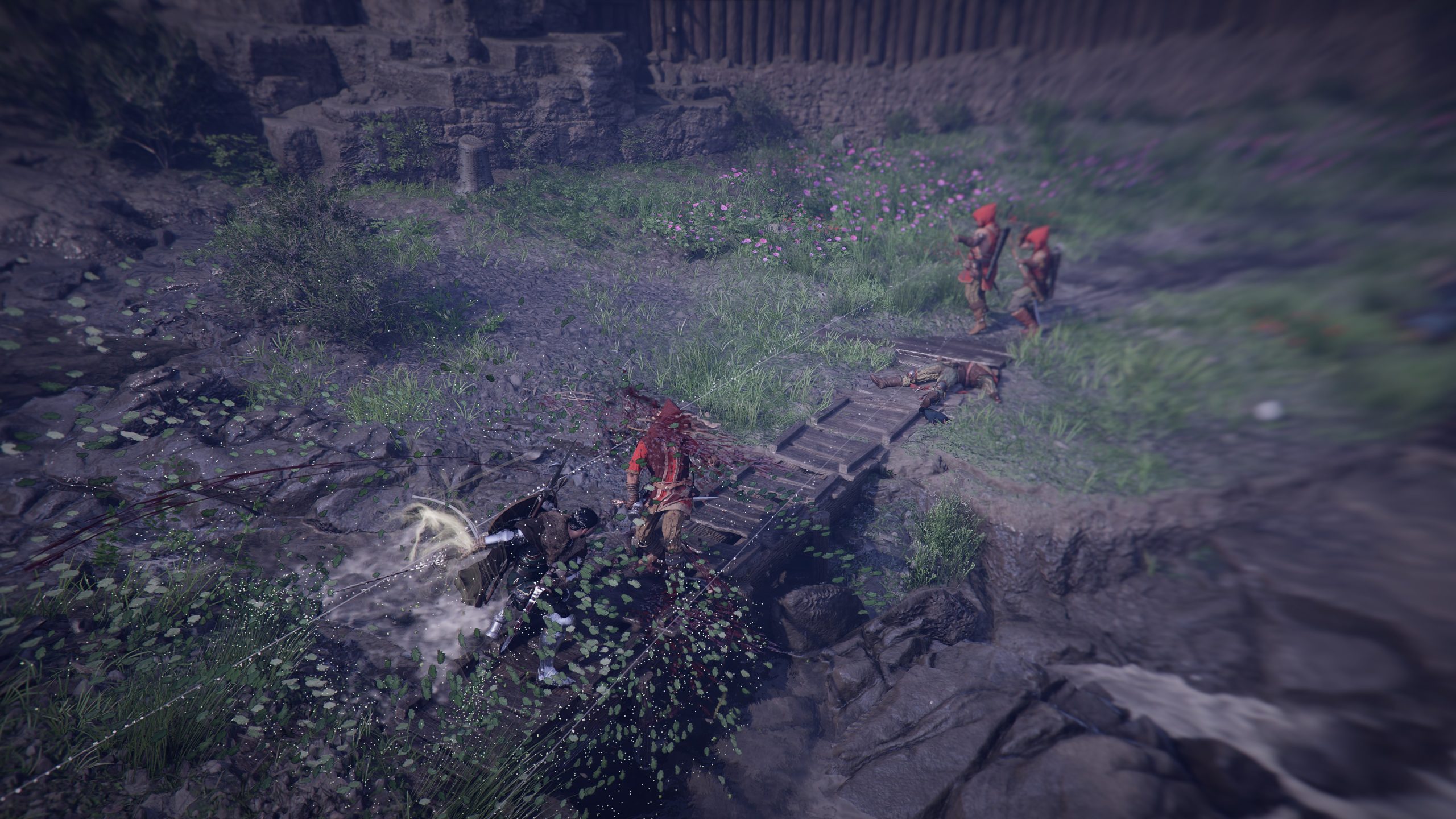 Μια σκηνή μάχης από την Crimson Desert δείχνει έναν χαρακτήρα να επιτίθεται σε έναν εχθρό σε ένα βραχώδες μονοπάτι, με δύο επιπλέον εχθρούς να πλησιάζουν στο βάθος.