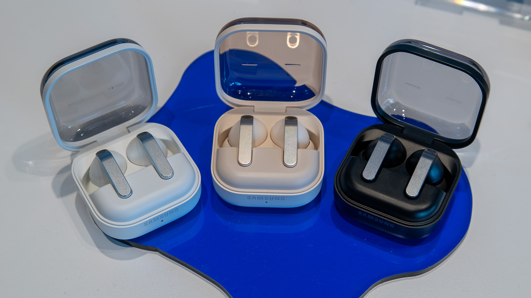 Και τα τρία χρώματα Samsung Galaxy Buds 4 Pro με τις θήκες