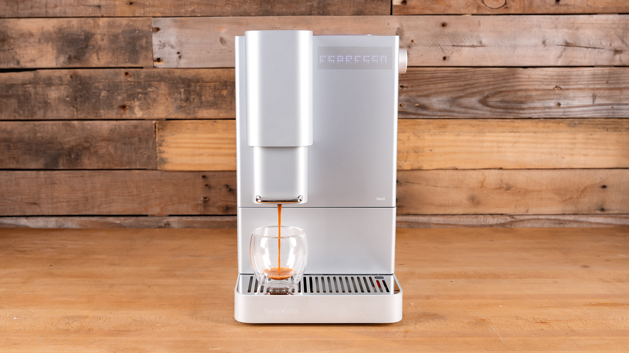 Παρασκευαστής εσπρέσο Terra Kaffe Demi σε επιφάνεια κουζίνας