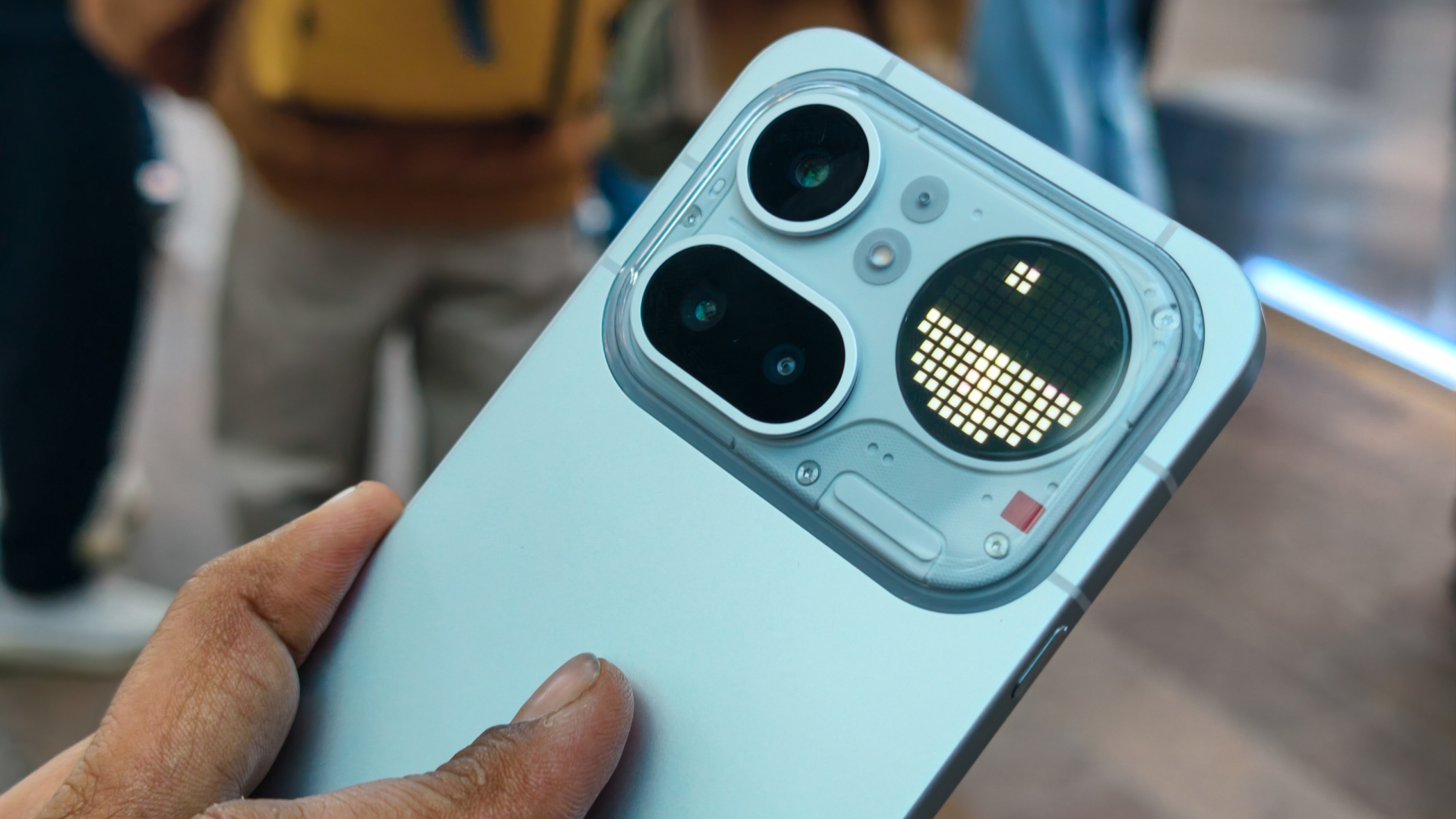 Nothing Phone 4a Pro Silver κάμερες από την κυκλοφορία στο Λονδίνο