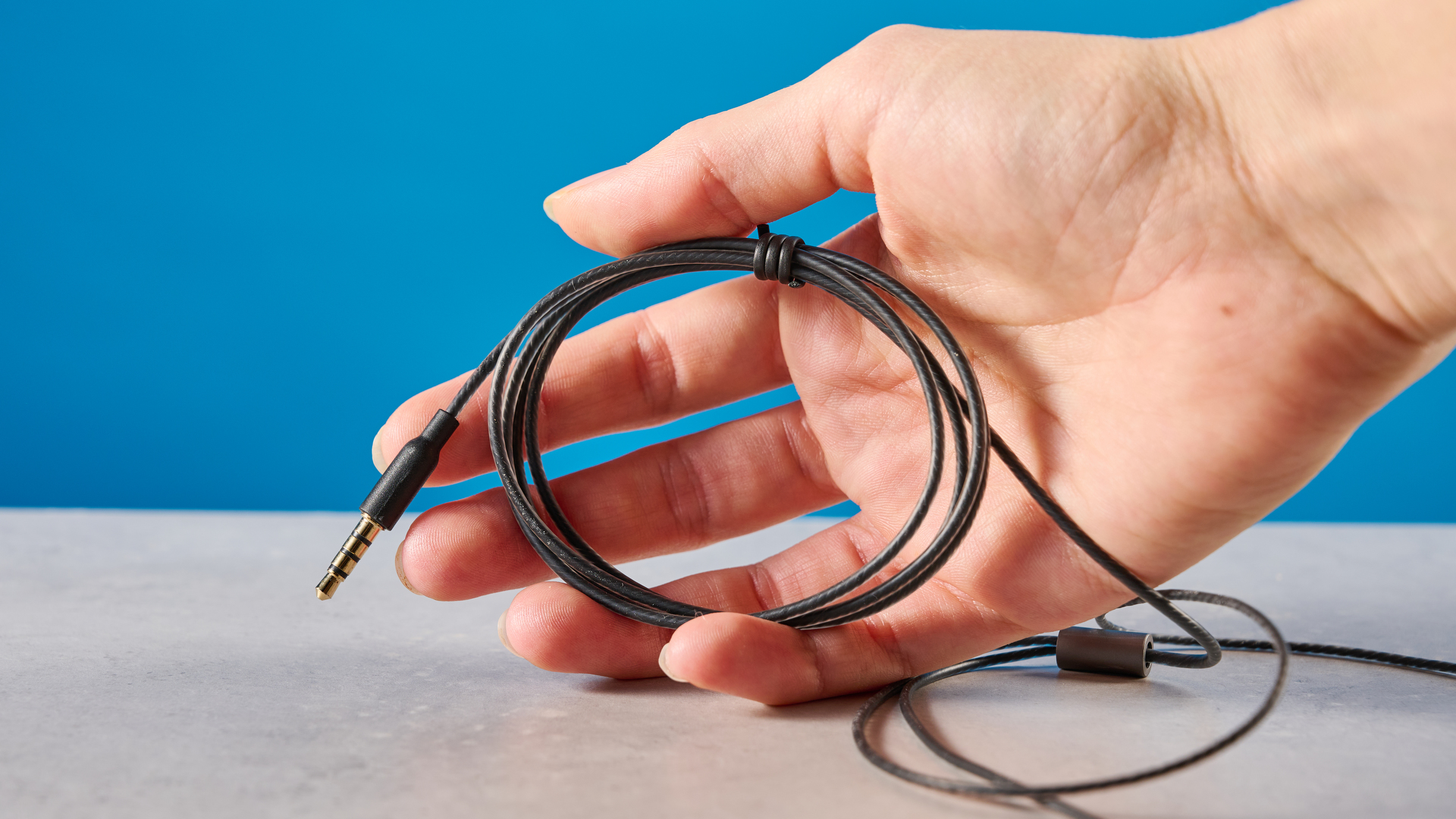 Ακουστικά Gadhouse Wesley, ενσύρματα ακουστικά φωτογραφισμένα μπροστά σε μπλε φόντο