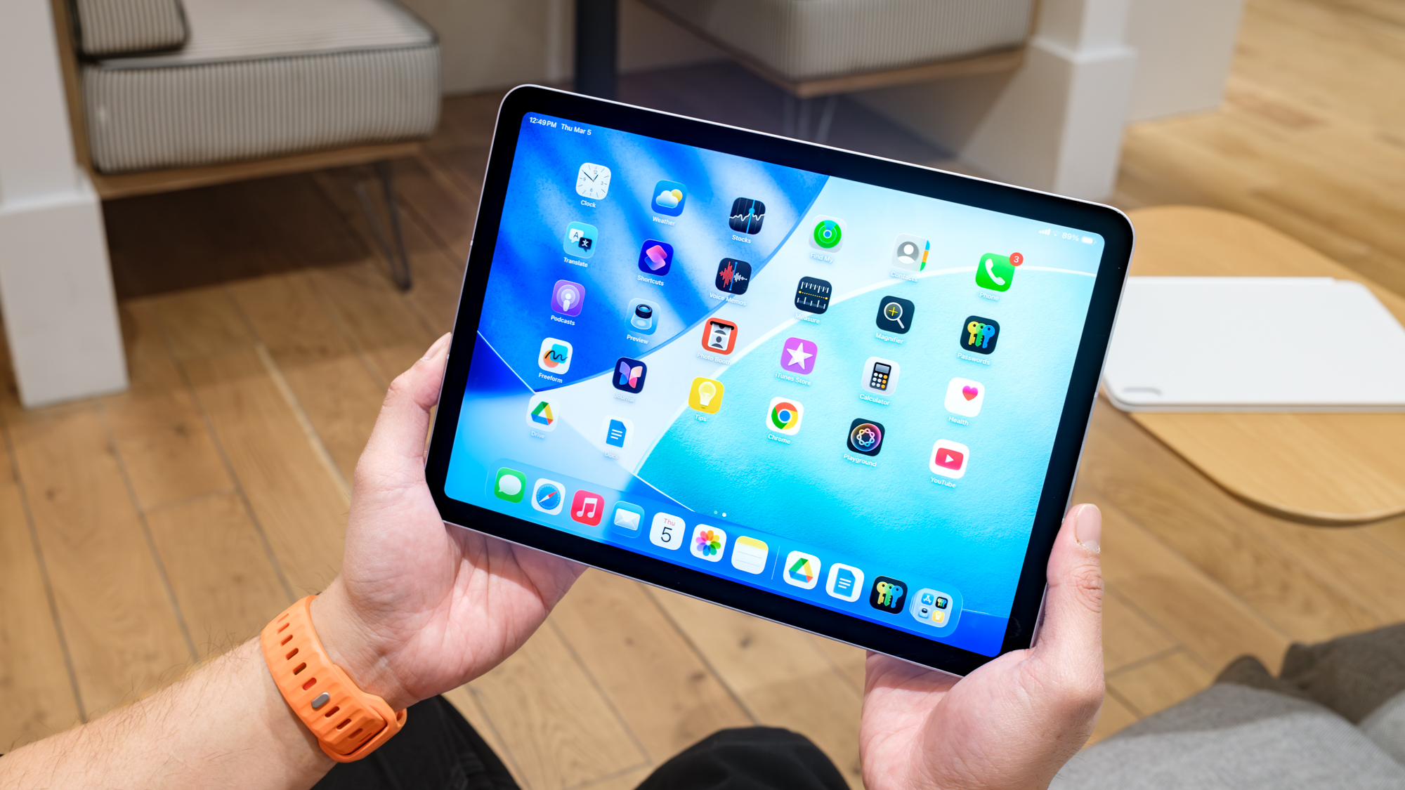 Το iPad Air M4 διατηρείται σε οριζόντια λειτουργία