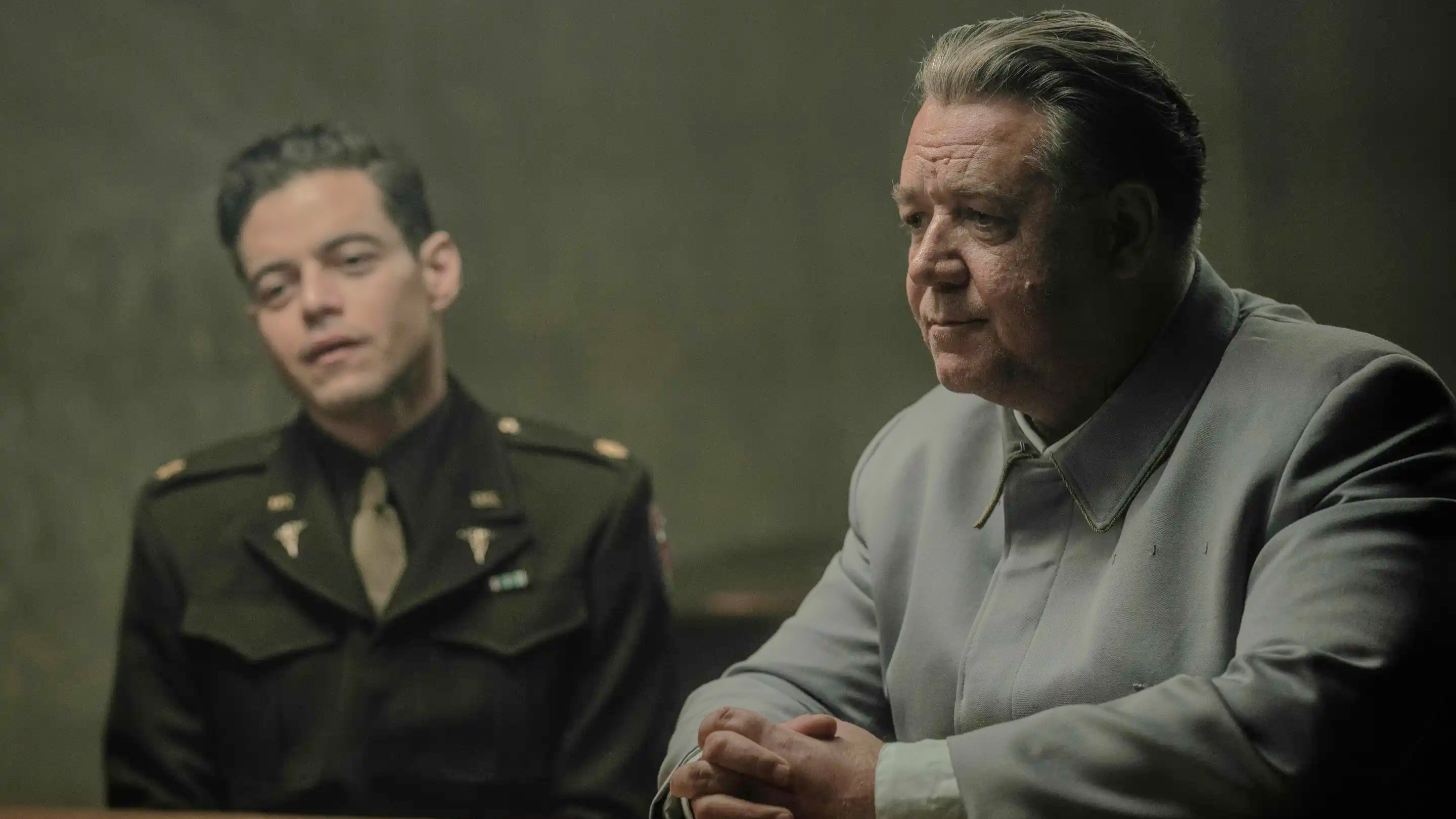 (LR) Rami Malek ως Douglas Kelley και Russell Crowe ως Hermann G&ouml;ring in "Νυρεμβέργη" (2025).
