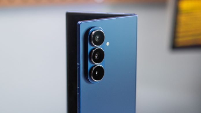 Μετά το Galaxy S26 Ultra, η Samsung μπορεί επιτέλους να επιταχύνει τη φόρτιση των πτυσσόμενων συσκευών της Μετά το Galaxy S26 Ultra, η Samsung μπορεί επιτέλους να επιταχύνει τη φόρτιση των πτυσσόμενων συσκευών της